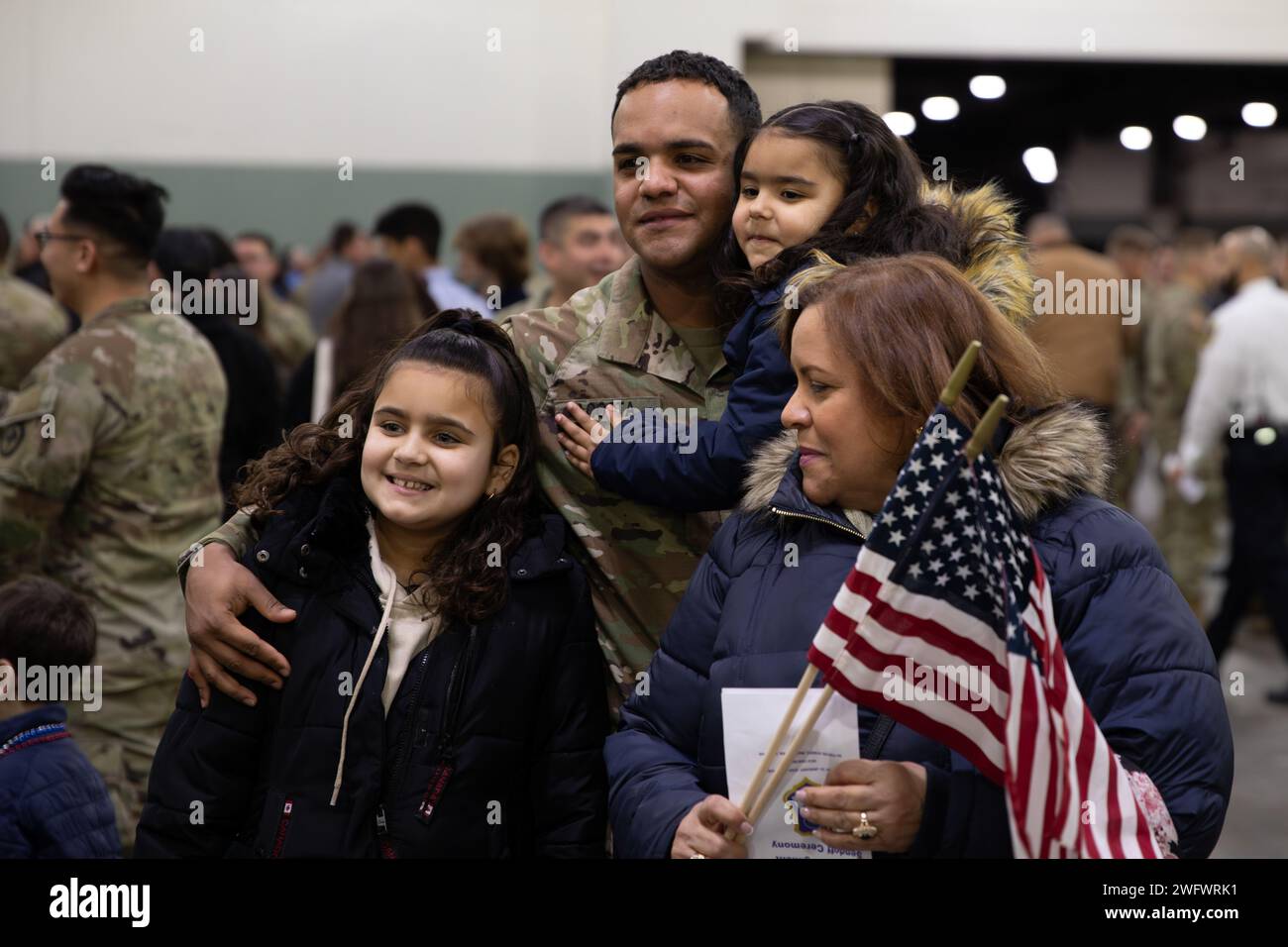 WORCESTER, Messe – au cours d’une grande cérémonie au Centre DCU, les familles, les amis et les dirigeants se sont réunis le 23 janvier 2024 pour envoyer le 1e bataillon du 181e régiment d’infanterie avant leur déploiement au Moyen-Orient à l’appui de l’opération Inherent Resolve. Parmi les conférenciers à la cérémonie figuraient le lieutenant-gouverneur Kim Driscoll, lieutenant-gouverneur du Massachusetts, le major général Gary W. Keefe, adjudant général de la garde nationale du Massachusetts, et le lieutenant-colonel Alex Hampton, commandant du 1-181st Infantry Battalion. Au cours de la cérémonie, Hampton et le Sgt de commandement Sean P. Fitzgerald, Commandement Serge Banque D'Images