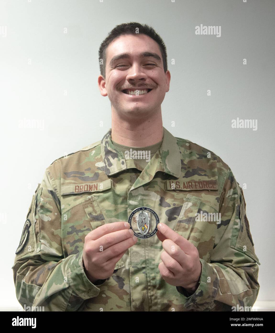 L'aviateur senior de l'US Air Force Erik Brown, 86th Materiel Maintenance Squadron, 86th Aircraft Maintenance Squadron, chef d'équipage, expose sa pièce en tant qu'avion de transport de la semaine à la base aérienne de Ramstein, en Allemagne, le 31 janvier 2023. Brown a reçu l’AOTW pour ses réalisations et contributions à son unité et à Ramstein AB, comme son équipe rapide avec la 86th AW LRS Aircraft Fuels Section où il a effectué des tâches de superviseur de ravitaillement pour la tournée d’immersion de l’équipe. Banque D'Images