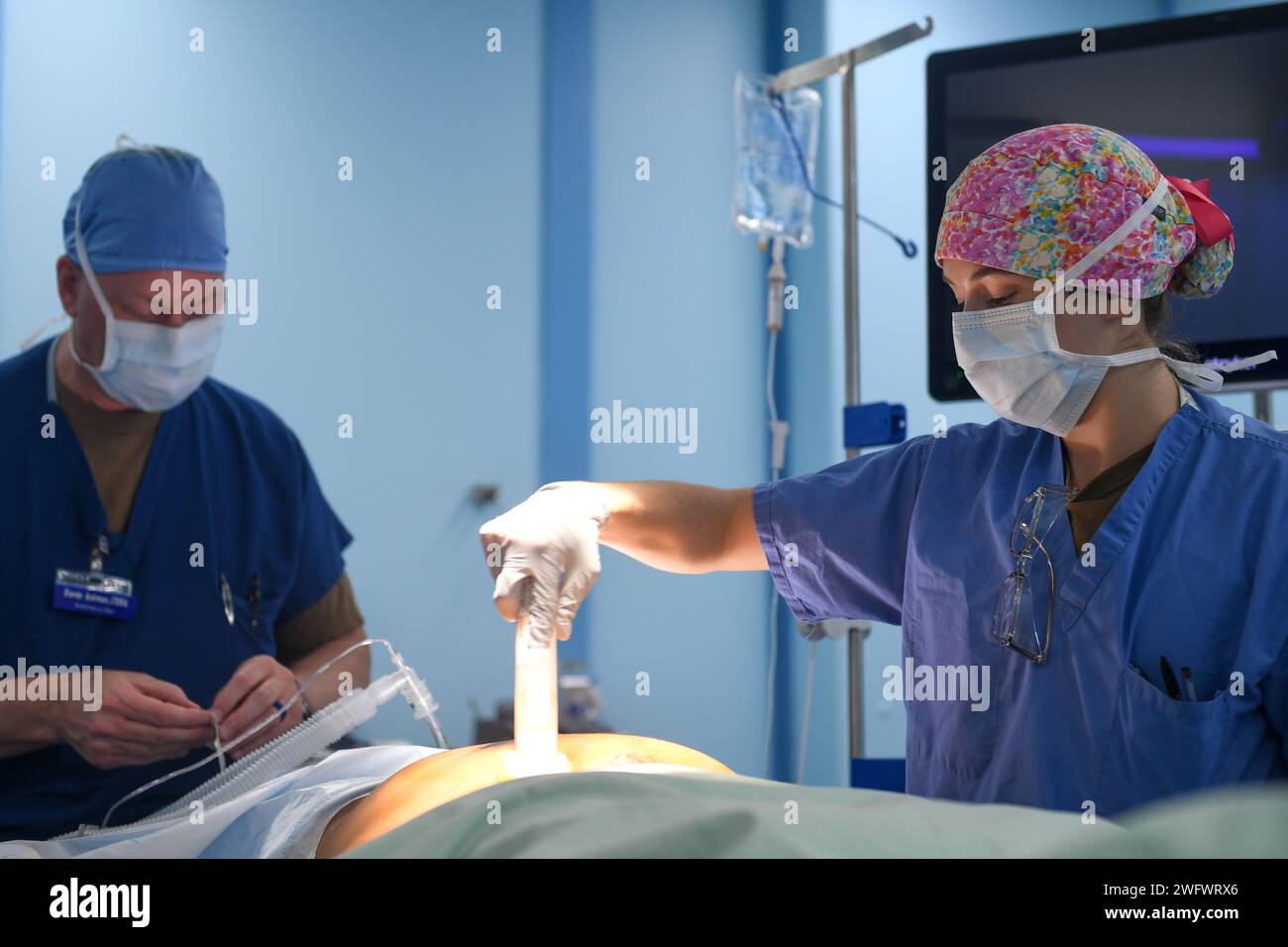 Le capitaine de la marine américaine Randy Ashman de Portland, Oregan, et le lieutenant Taylor Perry de Westlake Village, Californie, effectuent une chirurgie sur un patient local à bord du navire-hôpital USNS Mercy (T-AH 19), ancré au large de Koror, Palau, dans le cadre du Partenariat Pacifique 2024-1, le 3 janvier 2024. Le Partenariat du Pacifique, qui en est maintenant à sa 19e édition, est la plus grande mission multinationale d’assistance humanitaire et de préparation aux catastrophes menée dans la région Indo-Pacifique et travaille à améliorer l’interopérabilité régionale et les capacités de réponse aux catastrophes, à accroître la stabilité de la sécurité dans la région et à favoriser de nouvelles opérations durables Banque D'Images