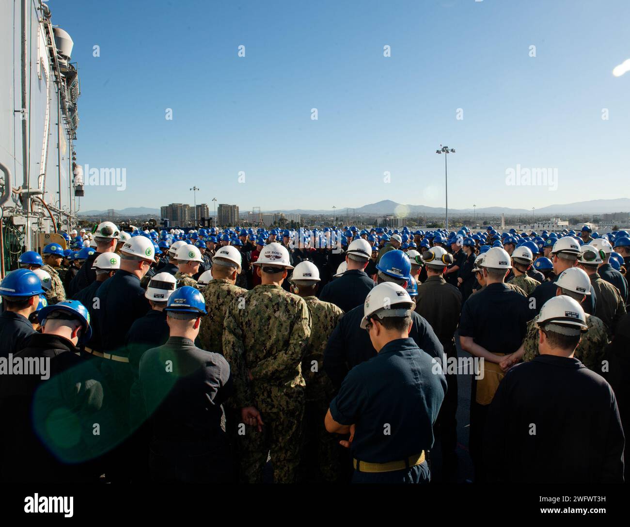 Le capitaine Wayne Liebold, commandant du navire d'assaut amphibie USS Essex (LHD 2), parle aux marins de l'Essex lors d'un appel à mains multiples sur le pont d'envol à San Diego, le 30 janvier 2024. Essex est installé à San Diego, effectuant une période de maintenance pour mettre à niveau et rénover de nombreux systèmes clés à bord. Banque D'Images