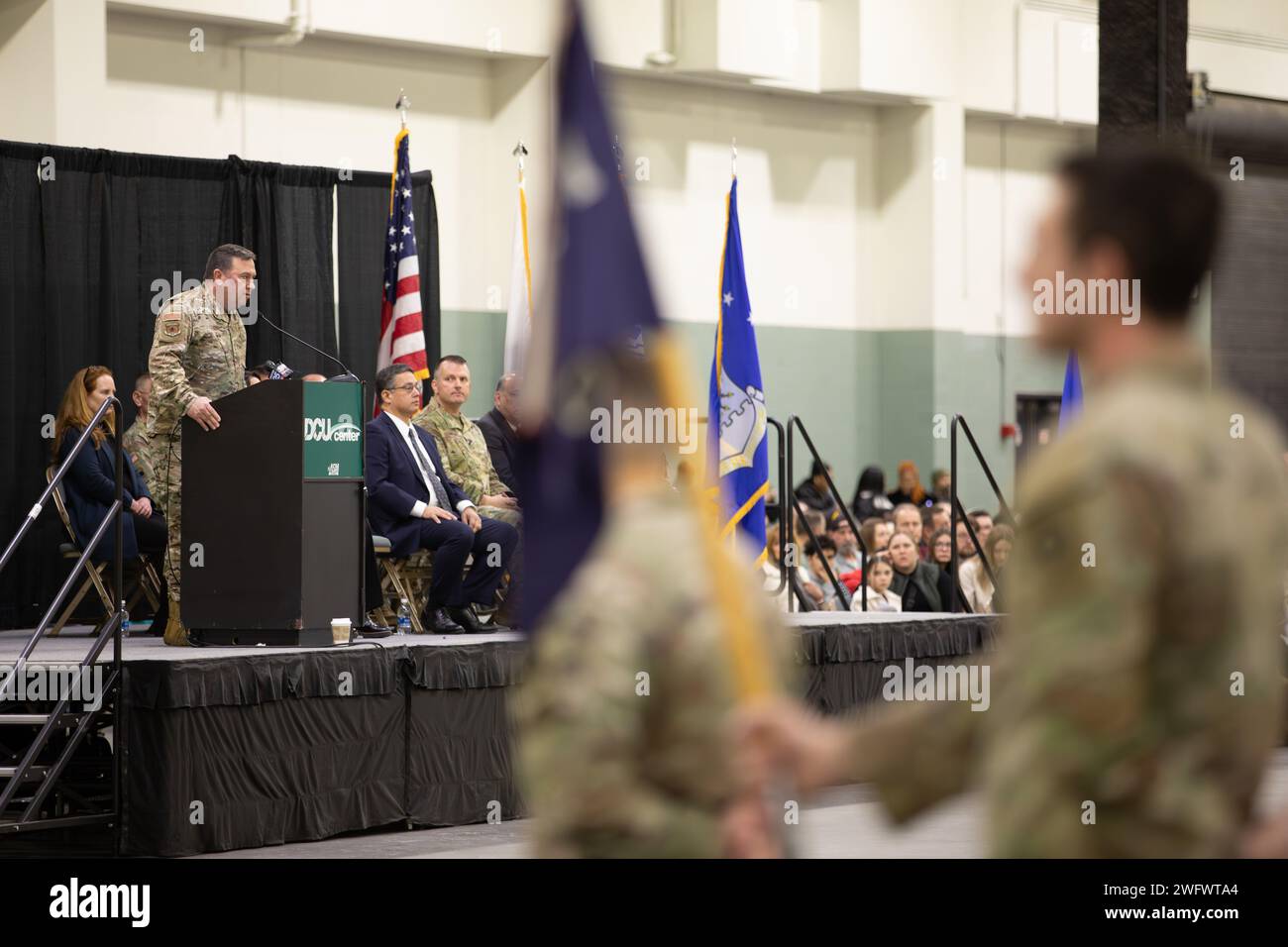 WORCESTER, Messe – au cours d’une grande cérémonie au Centre DCU, les familles, les amis et les dirigeants se sont réunis le 23 janvier 2024 pour envoyer le 1e bataillon du 181e régiment d’infanterie avant leur déploiement au Moyen-Orient à l’appui de l’opération Inherent Resolve. Parmi les conférenciers à la cérémonie figuraient le lieutenant-gouverneur Kim Driscoll, lieutenant-gouverneur du Massachusetts, le major général Gary W. Keefe, adjudant général de la garde nationale du Massachusetts, et le lieutenant-colonel Alex Hampton, commandant du 1-181st Infantry Battalion. Au cours de la cérémonie, Hampton et le Sgt de commandement Sean P. Fitzgerald, Commandement Serge Banque D'Images