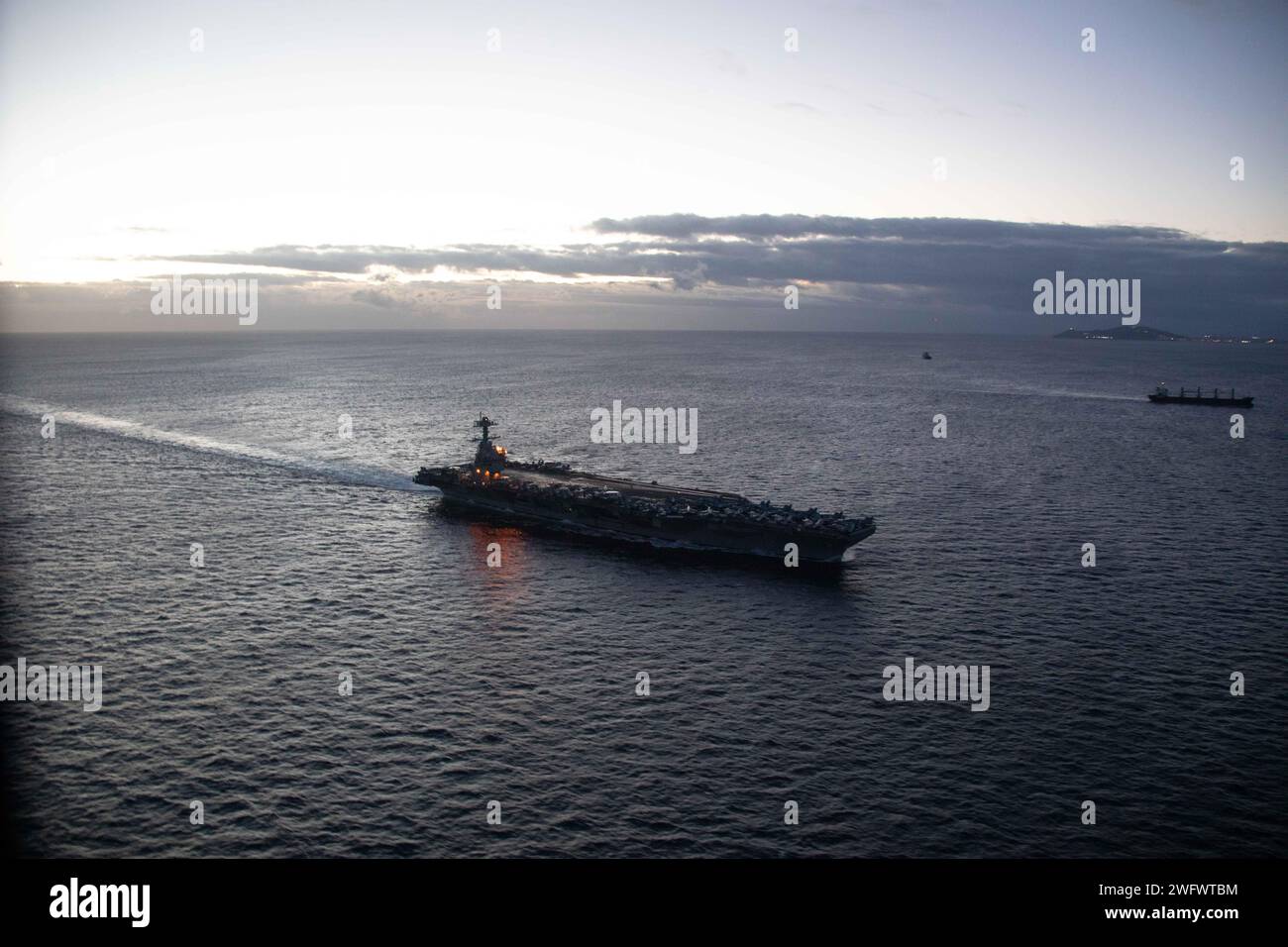 Le plus grand porte-avions du monde USS Gerald R. Ford (CVN 78) transite dans le détroit de Gibraltar, le 5 janvier 2024. Les États-Unis maintiennent des forces déployées à l'avant, prêtes et postées pour dissuader l'agression et soutenir la sécurité et la stabilité dans le monde entier. Banque D'Images