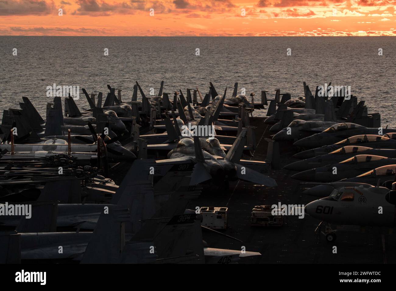 Le plus grand porte-avions du monde USS Gerald R. Ford (CVN 78) transite dans l'océan Atlantique, le 6 janvier 2024. Les États-Unis maintiennent des forces déployées à l'avant, prêtes et postées pour dissuader l'agression et soutenir la sécurité et la stabilité dans le monde entier. Banque D'Images