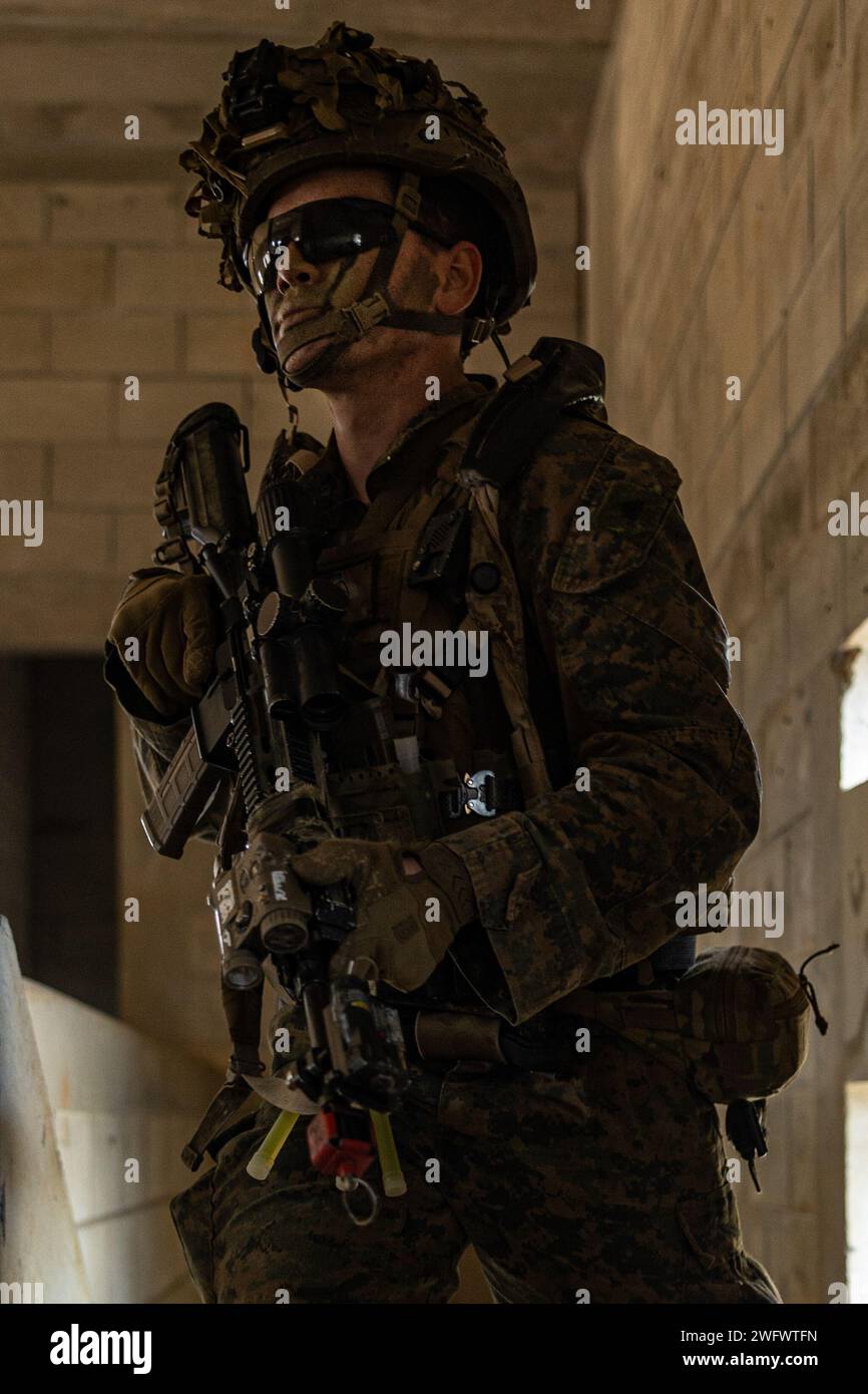Le Cpl Daniel Griffin du corps des Marines des États-Unis répète les ...