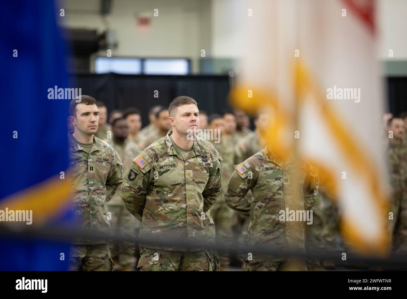WORCESTER, Messe – au cours d’une grande cérémonie au Centre DCU, les familles, les amis et les dirigeants se sont réunis le 23 janvier 2024 pour envoyer le 1e bataillon du 181e régiment d’infanterie avant leur déploiement au Moyen-Orient à l’appui de l’opération Inherent Resolve. Parmi les conférenciers à la cérémonie figuraient le lieutenant-gouverneur Kim Driscoll, lieutenant-gouverneur du Massachusetts, le major général Gary W. Keefe, adjudant général de la garde nationale du Massachusetts, et le lieutenant-colonel Alex Hampton, commandant du 1-181st Infantry Battalion. Au cours de la cérémonie, Hampton et le Sgt de commandement Sean P. Fitzgerald, Commandement Serge Banque D'Images