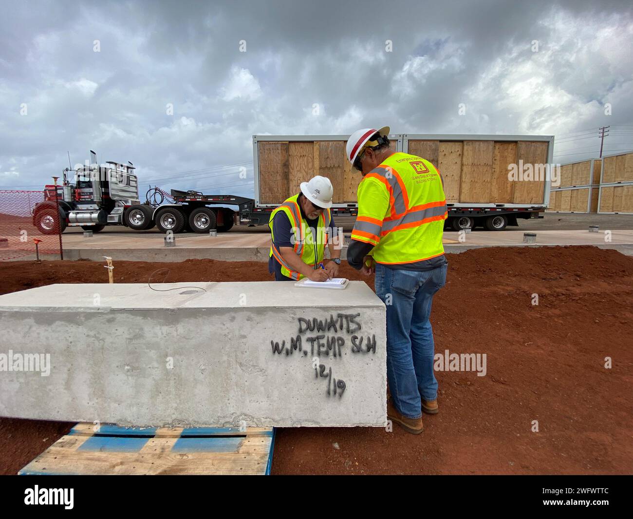Le corps des ingénieurs de l'armée américaine continue de travailler sur l'installation publique critique dans le cadre de la mission Hawaii Wildfires Recovery. Les entrepreneurs placeront 337 unités modulaires pour former dix grandes salles de classe et 20 petites salles de classe. Outre les salles de classe, le campus comprendra trois toilettes, un bâtiment administratif, un centre d'apprentissage et un centre de restauration et de restauration. En date du 8 janvier 2024, 300 unités étaient sur place et prêtes à être placées. L'école modulaire remplace temporairement l'école élémentaire King Kamehameha III, qui desservait les élèves de Lahaina depuis 1913. Banque D'Images