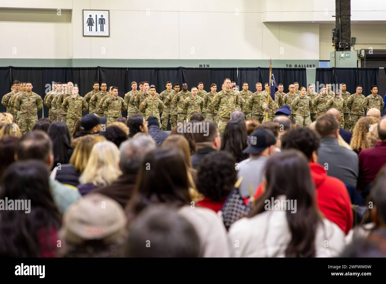 WORCESTER, Messe – au cours d’une grande cérémonie au Centre DCU, les familles, les amis et les dirigeants se sont réunis le 23 janvier 2024 pour envoyer le 1e bataillon du 181e régiment d’infanterie avant leur déploiement au Moyen-Orient à l’appui de l’opération Inherent Resolve. Parmi les conférenciers à la cérémonie figuraient le lieutenant-gouverneur Kim Driscoll, lieutenant-gouverneur du Massachusetts, le major général Gary W. Keefe, adjudant général de la garde nationale du Massachusetts, et le lieutenant-colonel Alex Hampton, commandant du 1-181st Infantry Battalion. Au cours de la cérémonie, Hampton et le Sgt de commandement Sean P. Fitzgerald, Commandement Serge Banque D'Images
