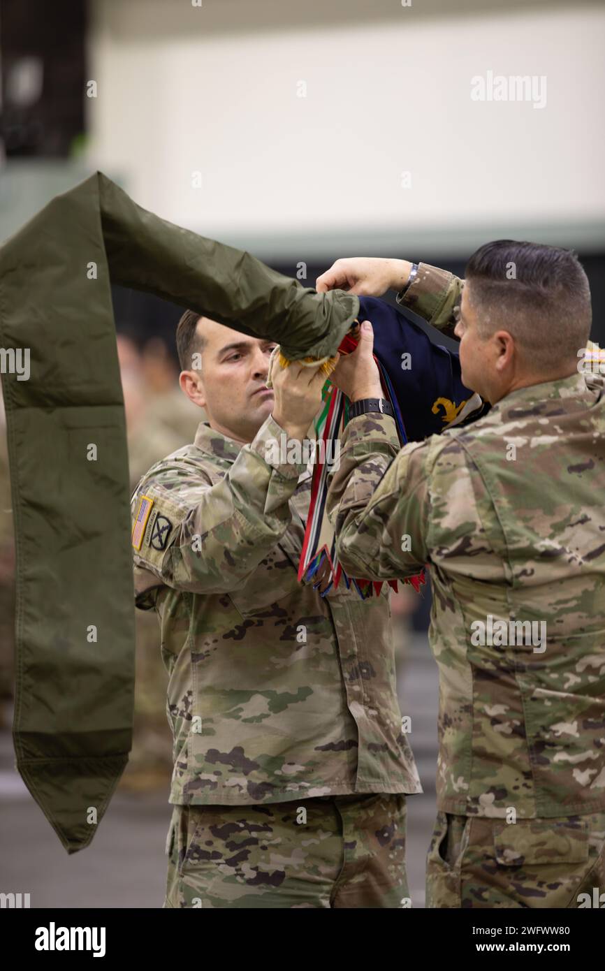 WORCESTER, Messe – au cours d’une grande cérémonie au Centre DCU, les familles, les amis et les dirigeants se sont réunis le 23 janvier 2024 pour envoyer le 1e bataillon du 181e régiment d’infanterie avant leur déploiement au Moyen-Orient à l’appui de l’opération Inherent Resolve. Parmi les conférenciers à la cérémonie figuraient le lieutenant-gouverneur Kim Driscoll, lieutenant-gouverneur du Massachusetts, le major général Gary W. Keefe, adjudant général de la garde nationale du Massachusetts, et le lieutenant-colonel Alex Hampton, commandant du 1-181st Infantry Battalion. Au cours de la cérémonie, Hampton et le Sgt de commandement Sean P. Fitzgerald, Commandement Serge Banque D'Images