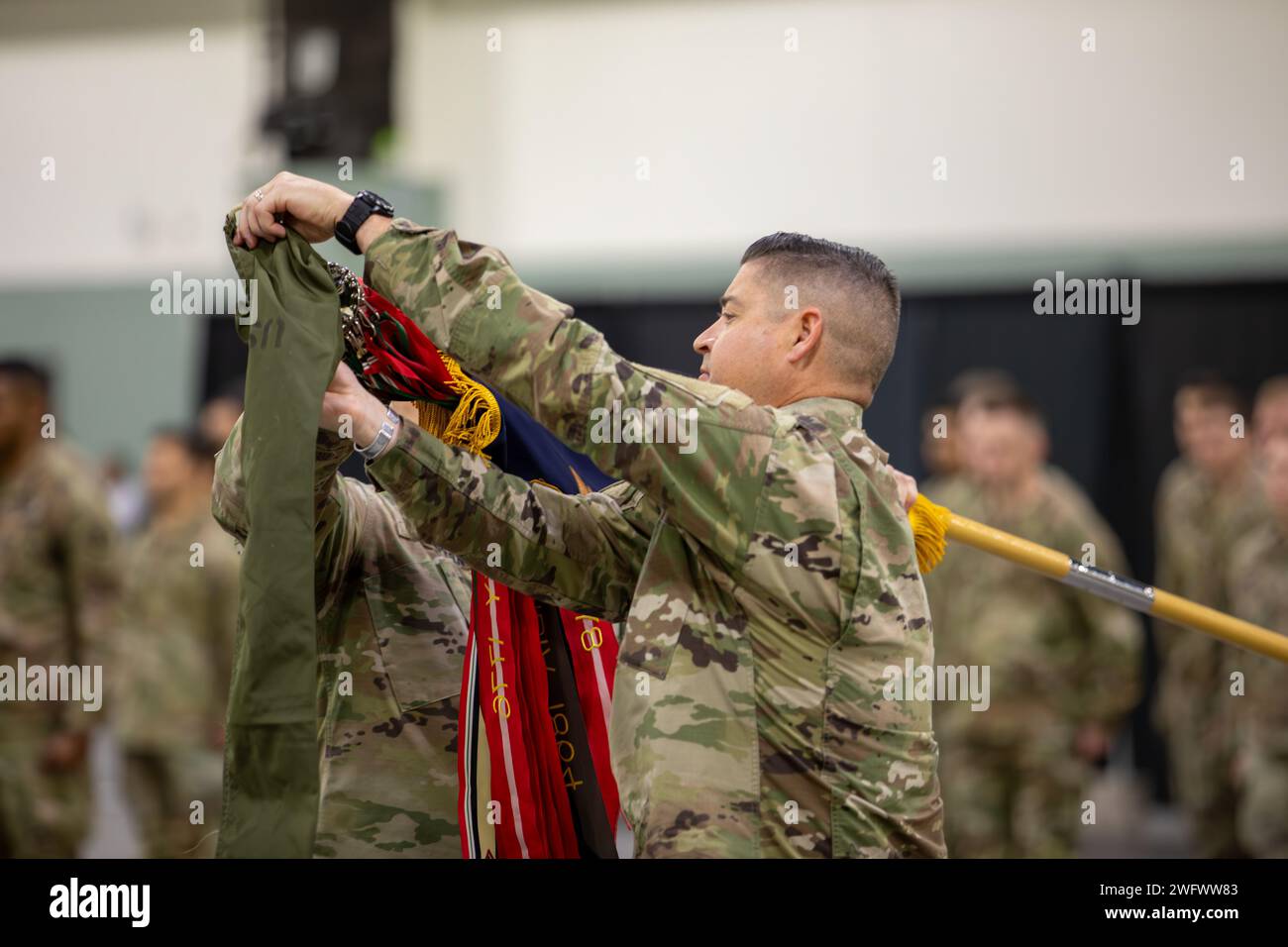 WORCESTER, Messe – au cours d’une grande cérémonie au Centre DCU, les familles, les amis et les dirigeants se sont réunis le 23 janvier 2024 pour envoyer le 1e bataillon du 181e régiment d’infanterie avant leur déploiement au Moyen-Orient à l’appui de l’opération Inherent Resolve. Parmi les conférenciers à la cérémonie figuraient le lieutenant-gouverneur Kim Driscoll, lieutenant-gouverneur du Massachusetts, le major général Gary W. Keefe, adjudant général de la garde nationale du Massachusetts, et le lieutenant-colonel Alex Hampton, commandant du 1-181st Infantry Battalion. Au cours de la cérémonie, Hampton et le Sgt de commandement Sean P. Fitzgerald, Commandement Serge Banque D'Images