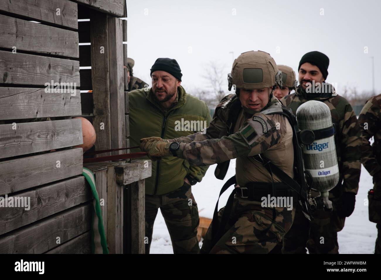 Le Sgt Lorenzo Thomas des Forces armées françaises participe à un entraînement des pompiers sur la base aérienne de Mihail Kogălniceanu, en Roumanie, le 20 janvier 2024. Le 467e détachement de pompiers a organisé un événement de formation chronométré avec leurs homologues français pour appliquer des méthodes de sauvetage et inculquer la cohésion et l'interopérabilité entre les forces. Banque D'Images