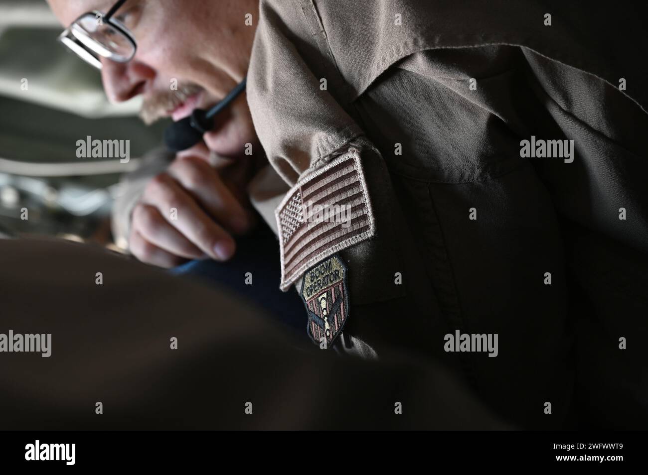 Le sergent-maître principal Myron Somero, évaluateur de l'opérateur de rampe KC-135 Stratotanker de l'US Air Force, communique avec Tech. Le sergent Steven Hannah lors d’un ravitaillement en vol pour l’exercice ballast Cannon 24,3 à un endroit non divulgué dans la zone de responsabilité du commandement central des États-Unis, le 7 janvier 2024. En tant qu'exercice de routine ayant lieu presque tous les trimestres avec la Royal Bahraini Air Force, cette itération soutient les capacités expéditionnaires rapides de l'US Air Force en intégrant des objectifs d'emploi de combat agile pour le F-16 Fighting Falcon, le KC-135 Stratotanker et le personnel de soutien opérationnel Banque D'Images