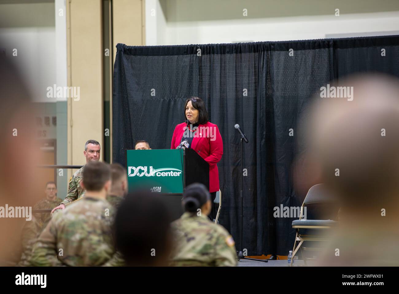 WORCESTER, Messe – au cours d’une grande cérémonie au Centre DCU, les familles, les amis et les dirigeants se sont réunis le 23 janvier 2024 pour envoyer le 1e bataillon du 181e régiment d’infanterie avant leur déploiement au Moyen-Orient à l’appui de l’opération Inherent Resolve. Parmi les conférenciers à la cérémonie figuraient le lieutenant-gouverneur Kim Driscoll, lieutenant-gouverneur du Massachusetts, le major général Gary W. Keefe, adjudant général de la garde nationale du Massachusetts, et le lieutenant-colonel Alex Hampton, commandant du 1-181st Infantry Battalion. Au cours de la cérémonie, Hampton et le Sgt de commandement Sean P. Fitzgerald, Commandement Serge Banque D'Images