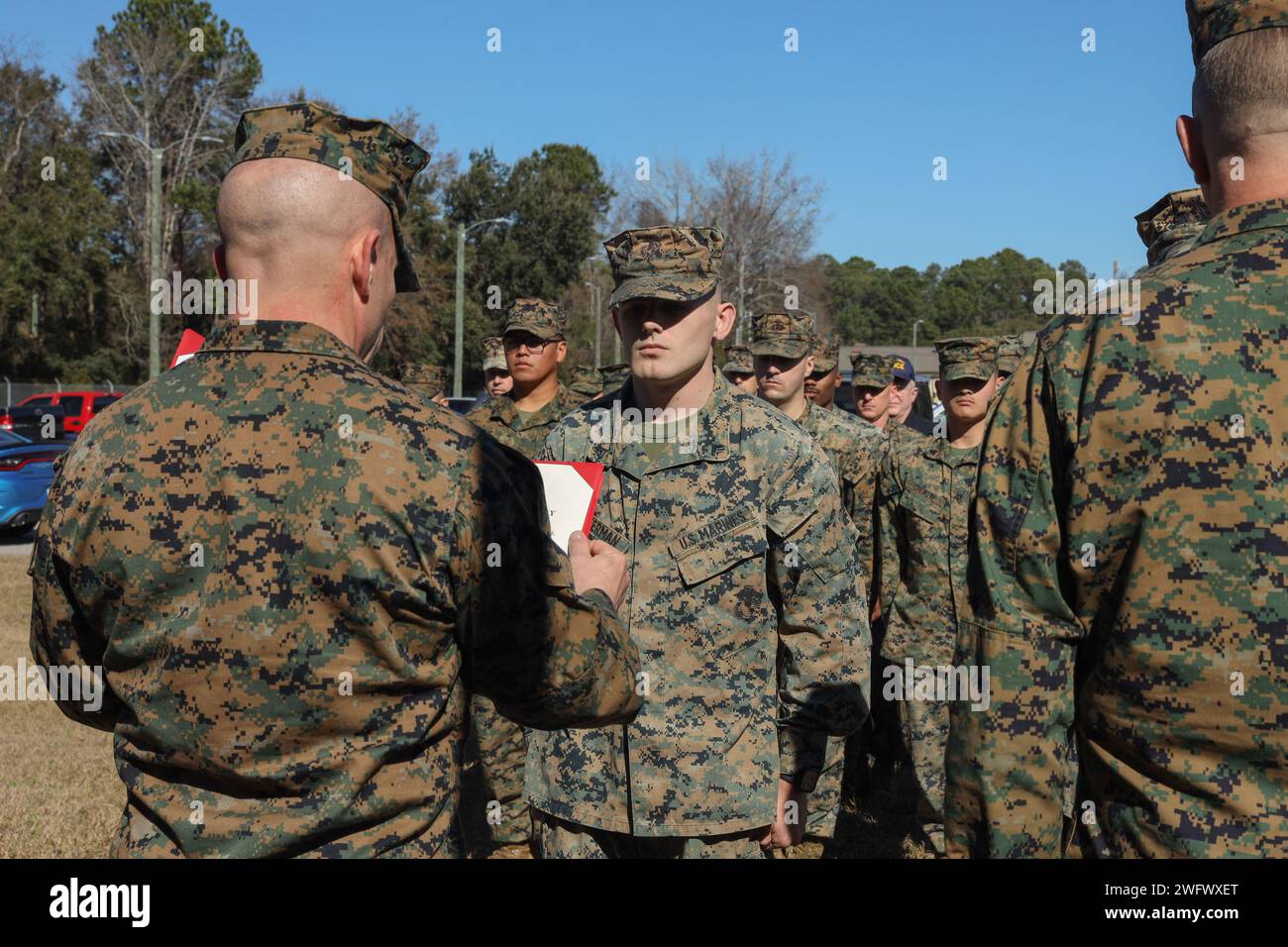 Le Sgt. Major Bryan Alfaro, sergent-major, Marine corps Air Station (MCAS) Beaufort, lit le Cpl Jarret Determan’s, maître-chien de travail militaire, quartier général et escadron du quartier général (H&HS), citation lors d’une cérémonie de remise des prix au MCAS Beaufort, Caroline du Sud, le 19 janvier 2024. Cette cérémonie a eu lieu pour décerner à Determan et lance Cpl Isabella Jones, maître de chien de travail militaire, H&HS, la Navy and Marine corps Achievement Medal. Determan et Jones ont immédiatement prodigué des soins médicaux à un collègue patron en raison d'une blessure accidentelle par balle. Banque D'Images