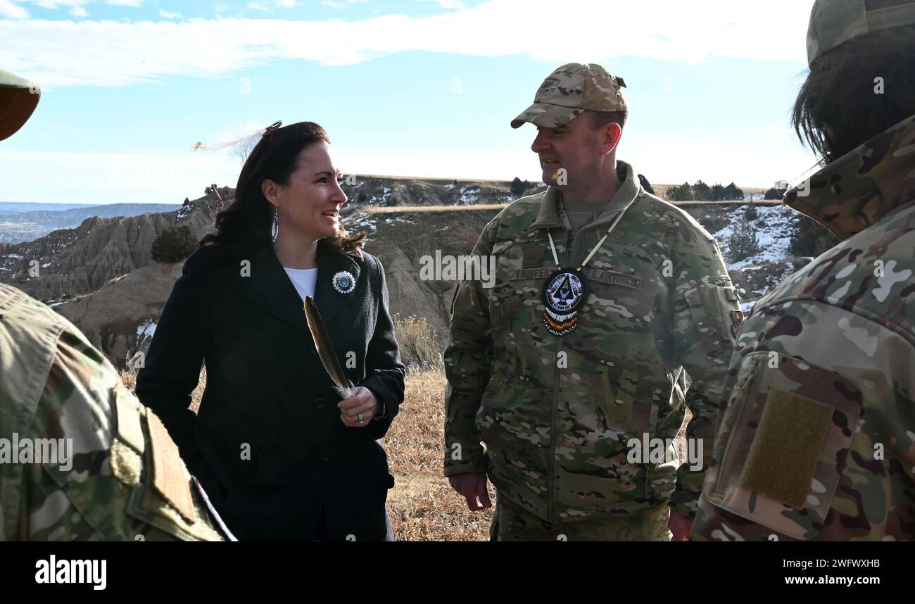 Mme Jacqueline Melcher (à gauche) 88e Groupe de génie civil, chef de la Division de la gestion des installations, et le Col Layne Trosper (à droite), commandant adjoint du Service de recrutement de la Force aérienne, parlent d'une vue panoramique dans le parc national Badlands, dans la réserve de Pine Ridge, Dakota du Sud, le 26 janvier 2024. Une équipe d'aviateurs et de gardiens faisant partie de l'équipe pour l'égalité des nations autochtones (INET) a visité la réserve et s'est engagée avec les élèves du secondaire local dans un effort de recrutement massif pour atteindre les écoles mal desservies et plus rurales. Banque D'Images