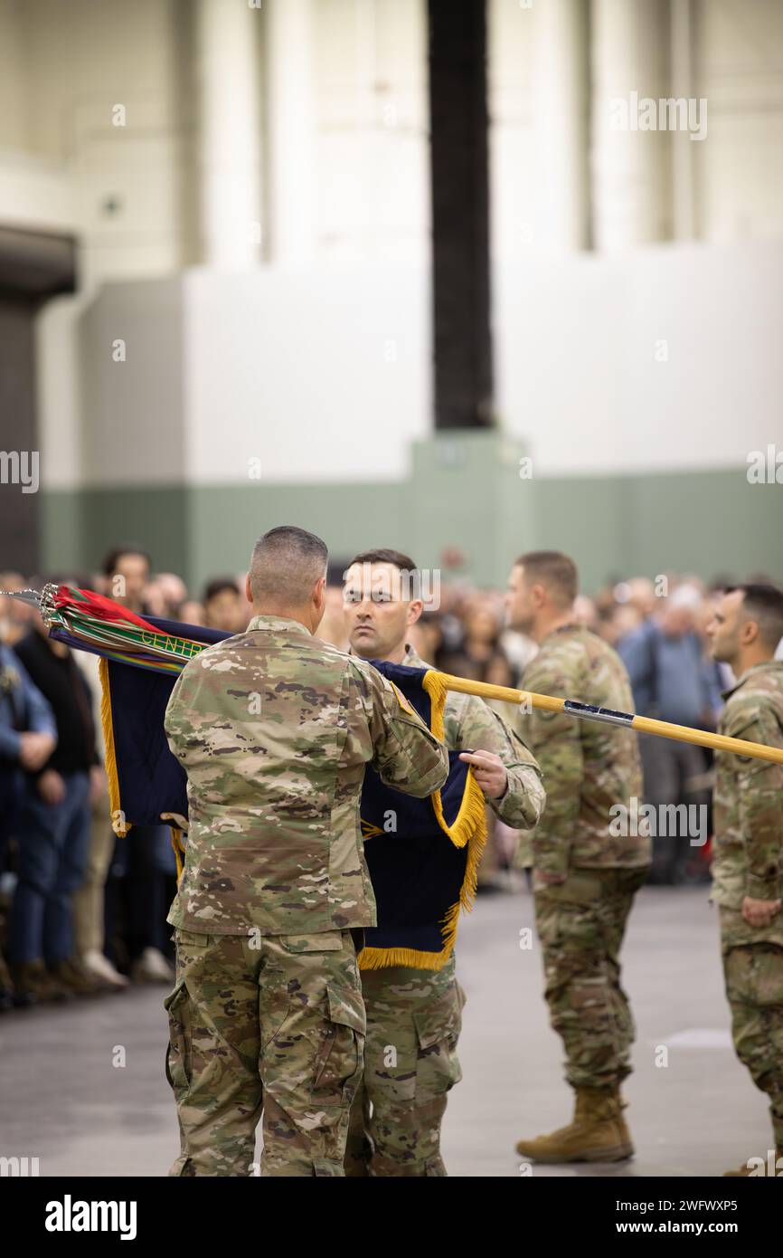 WORCESTER, Messe – au cours d’une grande cérémonie au Centre DCU, les familles, les amis et les dirigeants se sont réunis le 23 janvier 2024 pour envoyer le 1e bataillon du 181e régiment d’infanterie avant leur déploiement au Moyen-Orient à l’appui de l’opération Inherent Resolve. Parmi les conférenciers à la cérémonie figuraient le lieutenant-gouverneur Kim Driscoll, lieutenant-gouverneur du Massachusetts, le major général Gary W. Keefe, adjudant général de la garde nationale du Massachusetts, et le lieutenant-colonel Alex Hampton, commandant du 1-181st Infantry Battalion. Au cours de la cérémonie, Hampton et le Sgt de commandement Sean P. Fitzgerald, Commandement Serge Banque D'Images