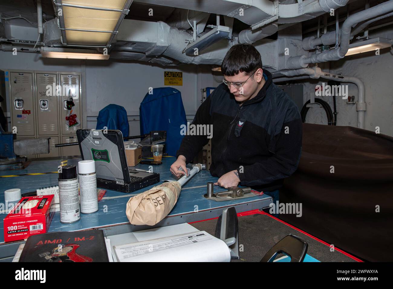 240126-N-ED228-1106 PACIFIC OCEAN (26 janvier 2024) Aviation Structural Mechanic de 3rd Class Michael Don, de Tucson, Arizona, pond une barre de retenue d'avion dans l'atelier de réaction à bord du porte-avions de classe Nimitz USS Abraham Lincoln (CVN 72). Le Abraham Lincoln Carrier Strike Group est en cours dans la zone d'opérations de la 3e flotte américaine, menant un entraînement tactique avancé qui augmente la capacité de combat et la compétence tactique dans tous les domaines. Banque D'Images