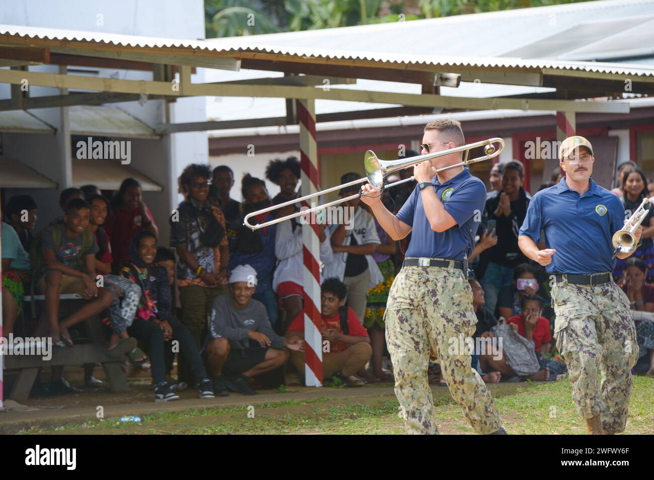 Aaron Wright, musicien de 3e classe de la Marine américaine, de traverse City, Michigan, joue du trombone avec le Pacific Partnership Band, composé de membres du Pacific Fleet Band et de la Royal Australian Navy Band, à Chuuk High School lors d'un événement de sensibilisation du pays hôte à Chuuk, États fédérés de Micronésie, dans le cadre du Partenariat du Pacifique 2024-1 le 15 janvier 2024. Le Partenariat du Pacifique, qui en est maintenant à sa 19e édition, est la plus grande mission multinationale d'assistance humanitaire et de préparation aux catastrophes menée dans l'Indo-Pacifique et travaille à améliorer l'interopérabilité régionale et les res de catastrophes Banque D'Images