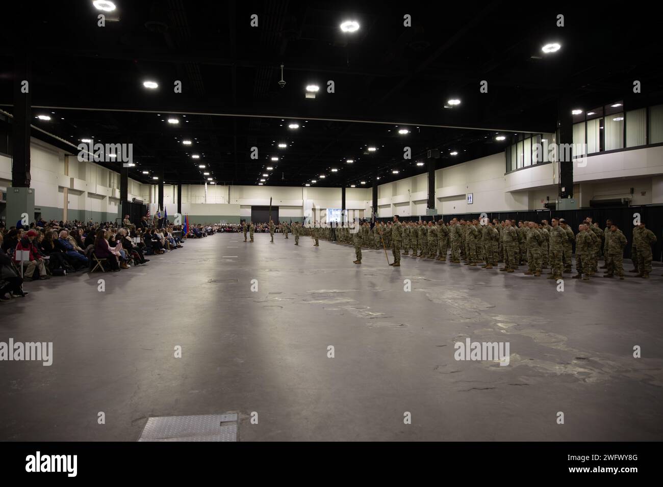 WORCESTER, Messe – au cours d’une grande cérémonie au Centre DCU, les familles, les amis et les dirigeants se sont réunis le 23 janvier 2024 pour envoyer le 1e bataillon du 181e régiment d’infanterie avant leur déploiement au Moyen-Orient à l’appui de l’opération Inherent Resolve. Parmi les conférenciers à la cérémonie figuraient le lieutenant-gouverneur Kim Driscoll, lieutenant-gouverneur du Massachusetts, le major général Gary W. Keefe, adjudant général de la garde nationale du Massachusetts, et le lieutenant-colonel Alex Hampton, commandant du 1-181st Infantry Battalion. Au cours de la cérémonie, Hampton et le Sgt de commandement Sean P. Fitzgerald, Commandement Serge Banque D'Images