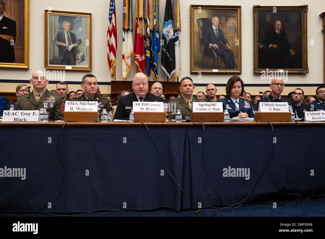 Le maître maître maître maître de la marine James Honea témoigne devant le House Armed Services Committee Quality of Life Panel, dans le bâtiment Rayburn sur Capital Hill à Washington D.C., le 31 janvier 2024. Honea et le conseiller principal du président, le Sgt. Major Troy Black, le Sgt. Major de l'Armée Michael Weimer, le Sgt. Major du corps des Marines Carlos Ruiz, le Sgt. Maître en chef de la Force aérienne Joanne Bass, et le sergent-chef de la Force spatiale John Bentivegna a plaidé pour des améliorations de la qualité de vie telles que : rémunération, soins médicaux, garde d'enfants, emploi et logement des conjoints Banque D'Images