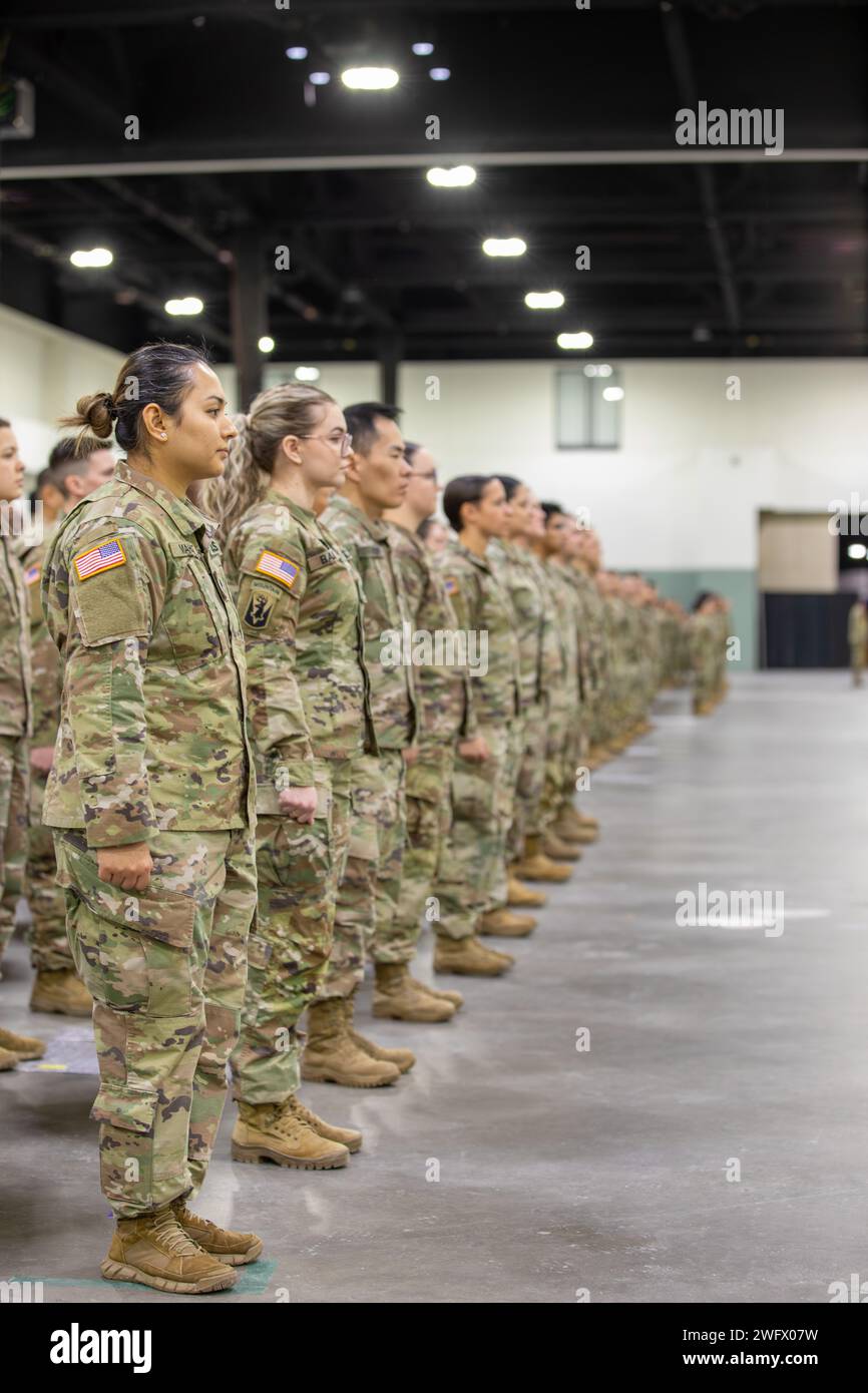 WORCESTER, Messe – au cours d’une grande cérémonie au Centre DCU, les familles, les amis et les dirigeants se sont réunis le 23 janvier 2024 pour envoyer le 1e bataillon du 181e régiment d’infanterie avant leur déploiement au Moyen-Orient à l’appui de l’opération Inherent Resolve. Parmi les conférenciers à la cérémonie figuraient le lieutenant-gouverneur Kim Driscoll, lieutenant-gouverneur du Massachusetts, le major général Gary W. Keefe, adjudant général de la garde nationale du Massachusetts, et le lieutenant-colonel Alex Hampton, commandant du 1-181st Infantry Battalion. Au cours de la cérémonie, Hampton et le Sgt de commandement Sean P. Fitzgerald, Commandement Serge Banque D'Images