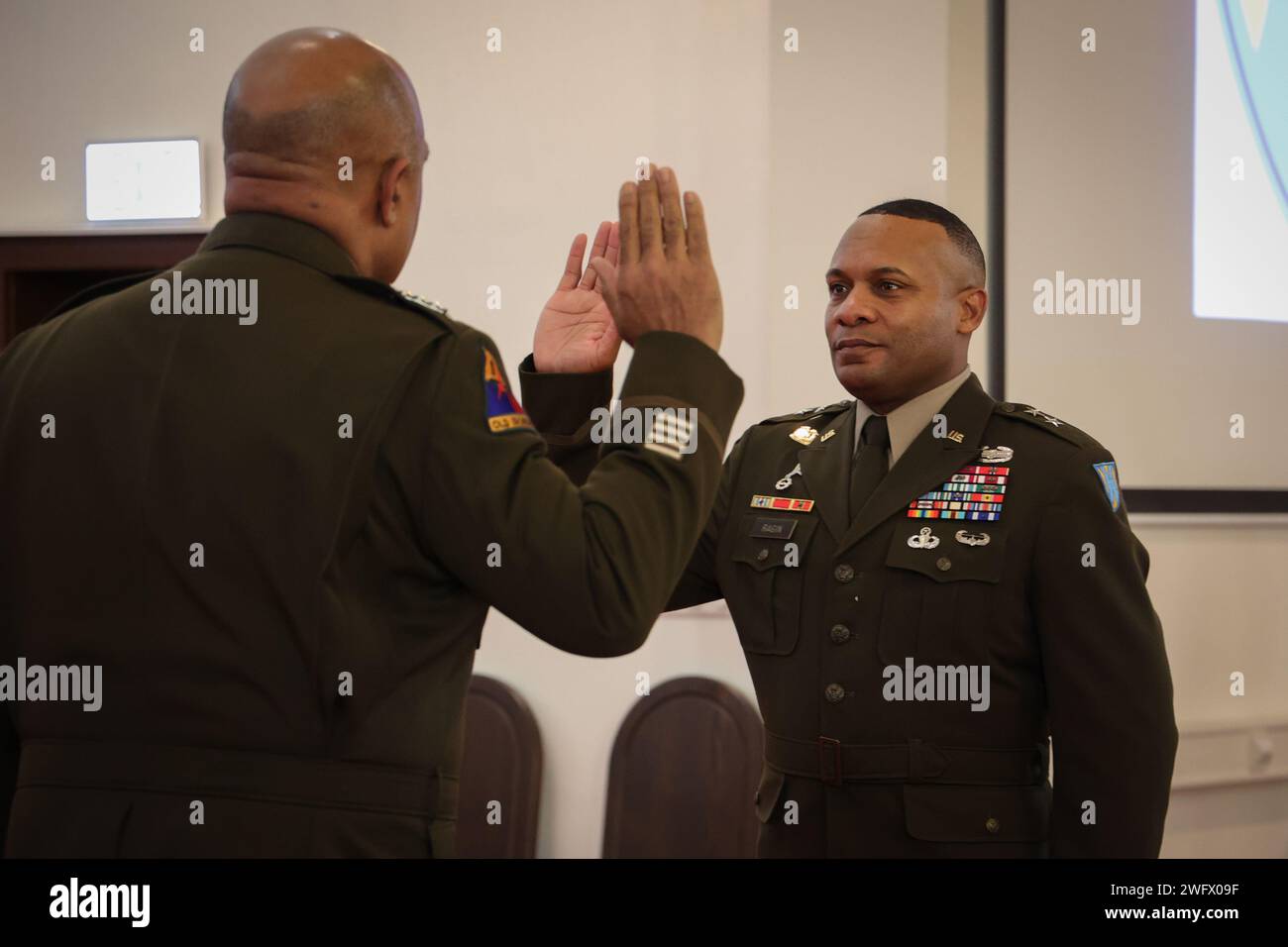 Le major général Ronald R. Ragin, commandant général du 21st Theater Sustainment Command, prête serment aux officiers commissionnés, dirigés par le général Darryl A. Williams, commandant général de l'armée américaine pour l'Europe et l'Afrique, après que Ragin ait été promu de brigadier. Général au major général lors d'une cérémonie de promotion à Daenner Chapel, Kaiserslautern, Allemagne, le 5 janvier 2024. Banque D'Images