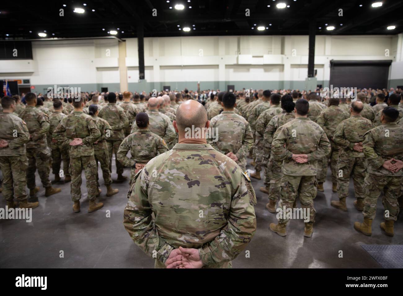 WORCESTER, Messe – au cours d’une grande cérémonie au Centre DCU, les familles, les amis et les dirigeants se sont réunis le 23 janvier 2024 pour envoyer le 1e bataillon du 181e régiment d’infanterie avant leur déploiement au Moyen-Orient à l’appui de l’opération Inherent Resolve. Parmi les conférenciers à la cérémonie figuraient le lieutenant-gouverneur Kim Driscoll, lieutenant-gouverneur du Massachusetts, le major général Gary W. Keefe, adjudant général de la garde nationale du Massachusetts, et le lieutenant-colonel Alex Hampton, commandant du 1-181st Infantry Battalion. Au cours de la cérémonie, Hampton et le Sgt de commandement Sean P. Fitzgerald, Commandement Serge Banque D'Images