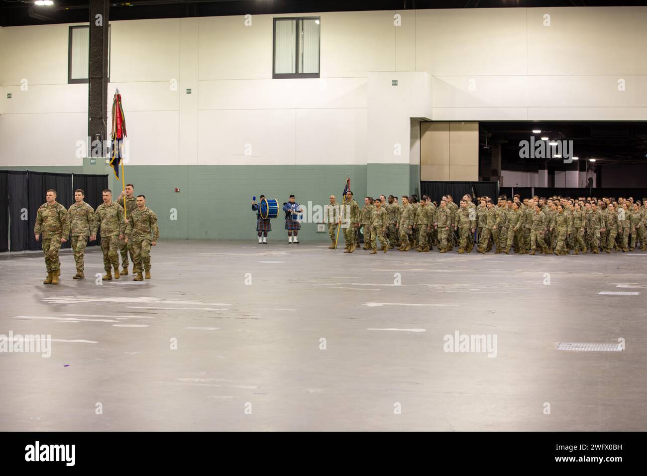 WORCESTER, Messe – au cours d’une grande cérémonie au Centre DCU, les familles, les amis et les dirigeants se sont réunis le 23 janvier 2024 pour envoyer le 1e bataillon du 181e régiment d’infanterie avant leur déploiement au Moyen-Orient à l’appui de l’opération Inherent Resolve. Parmi les conférenciers à la cérémonie figuraient le lieutenant-gouverneur Kim Driscoll, lieutenant-gouverneur du Massachusetts, le major général Gary W. Keefe, adjudant général de la garde nationale du Massachusetts, et le lieutenant-colonel Alex Hampton, commandant du 1-181st Infantry Battalion. Au cours de la cérémonie, Hampton et le Sgt de commandement Sean P. Fitzgerald, Commandement Serge Banque D'Images