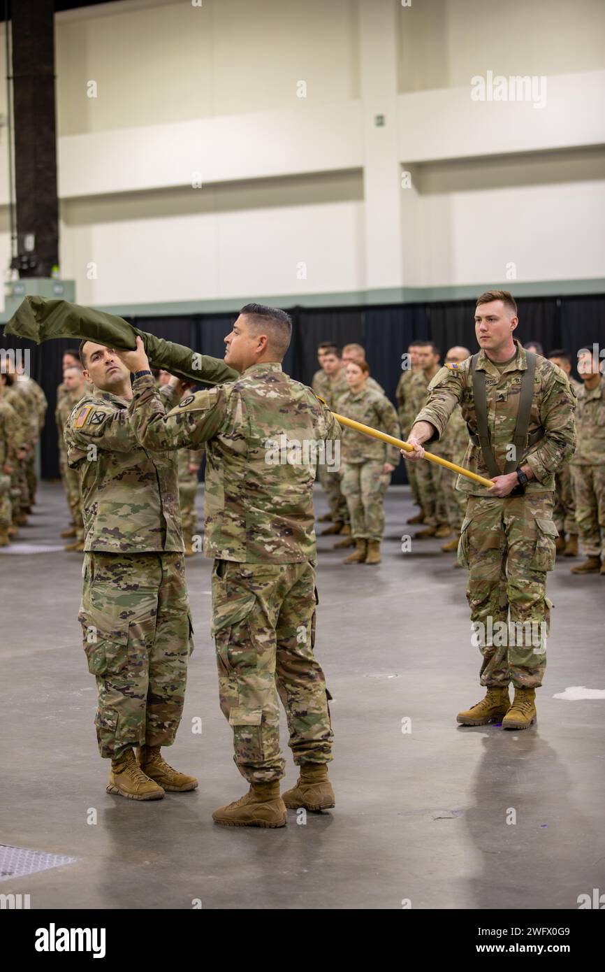 WORCESTER, Messe – au cours d’une grande cérémonie au Centre DCU, les familles, les amis et les dirigeants se sont réunis le 23 janvier 2024 pour envoyer le 1e bataillon du 181e régiment d’infanterie avant leur déploiement au Moyen-Orient à l’appui de l’opération Inherent Resolve. Parmi les conférenciers à la cérémonie figuraient le lieutenant-gouverneur Kim Driscoll, lieutenant-gouverneur du Massachusetts, le major général Gary W. Keefe, adjudant général de la garde nationale du Massachusetts, et le lieutenant-colonel Alex Hampton, commandant du 1-181st Infantry Battalion. Au cours de la cérémonie, Hampton et le Sgt de commandement Sean P. Fitzgerald, Commandement Serge Banque D'Images