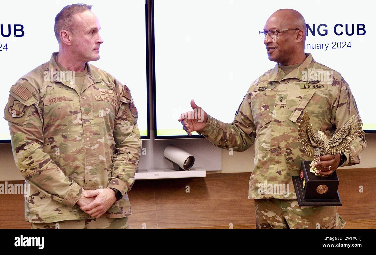 Le major général Rodney Boyd, adjudant général adjoint de l'armée de la Garde nationale de l'Illinois et commandant de la Garde nationale de l'Illinois, présente le colonel Shawn Strahle, commandant adjoint de la 183e escadre de la Garde nationale aérienne de l'Illinois, avec l'Eagle d'état-major de la Garde nationale de l'Illinois. Boyd a également remis à Strahle la Médaille du service méritoire pour plus de quatre ans de service en tant que directeur de la gestion de l'information, faisant partie de l'état-major de la Garde nationale de l'armée de l'Illinois. Les deux ont été présentés à Strahle devant l'état-major de la Garde nationale de l'armée de l'Illinois le 9 janvier Banque D'Images