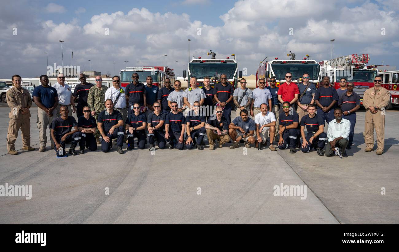 CAMP LEMONNIER, Djibouti (3 janvier 2024) - des membres des services d'incendie et d'urgence du Camp Lemonnier, des services d'incendie djiboutiens et français posent pour une photo lors de la visite trilatérale de lutte contre les incendies de l'aviation à l'aéroport international Djibouti-Ambouli, Djibouti, le 3 janvier 2024. L'événement de familiarisation a préparé les pompiers à une intervention conjointe efficace en évaluant les cellules des avions V-22 Osprey et C-130 Hercules, les composantes critiques, les instructions, la coordination et l'intervention en cas d'incidents d'avion aux côtés d'autres pays. CLDJ est une installation opérationnelle qui permet aux États-Unis, alliés et partne Banque D'Images