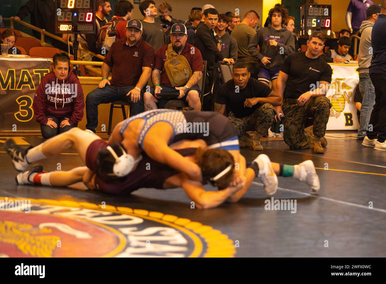 Les Marines américains regardent deux lutteurs s'affronter lors du tournoi Tim Brown Memorial Wrestling au Sacramento Memorial Auditorium à Sacramento, Californie, le 13 janvier 2024. Le tournoi annuel Tim Brown Memorial Wrestling est organisé pour les lycées californiens afin de concourir et d'honorer l'ancien lutteur de Fallen Marine et Foothill High School, lance Cpl Timothy Brown, tué au combat dans la province d'Anbar, en Irak, le 14 novembre 2006. Banque D'Images