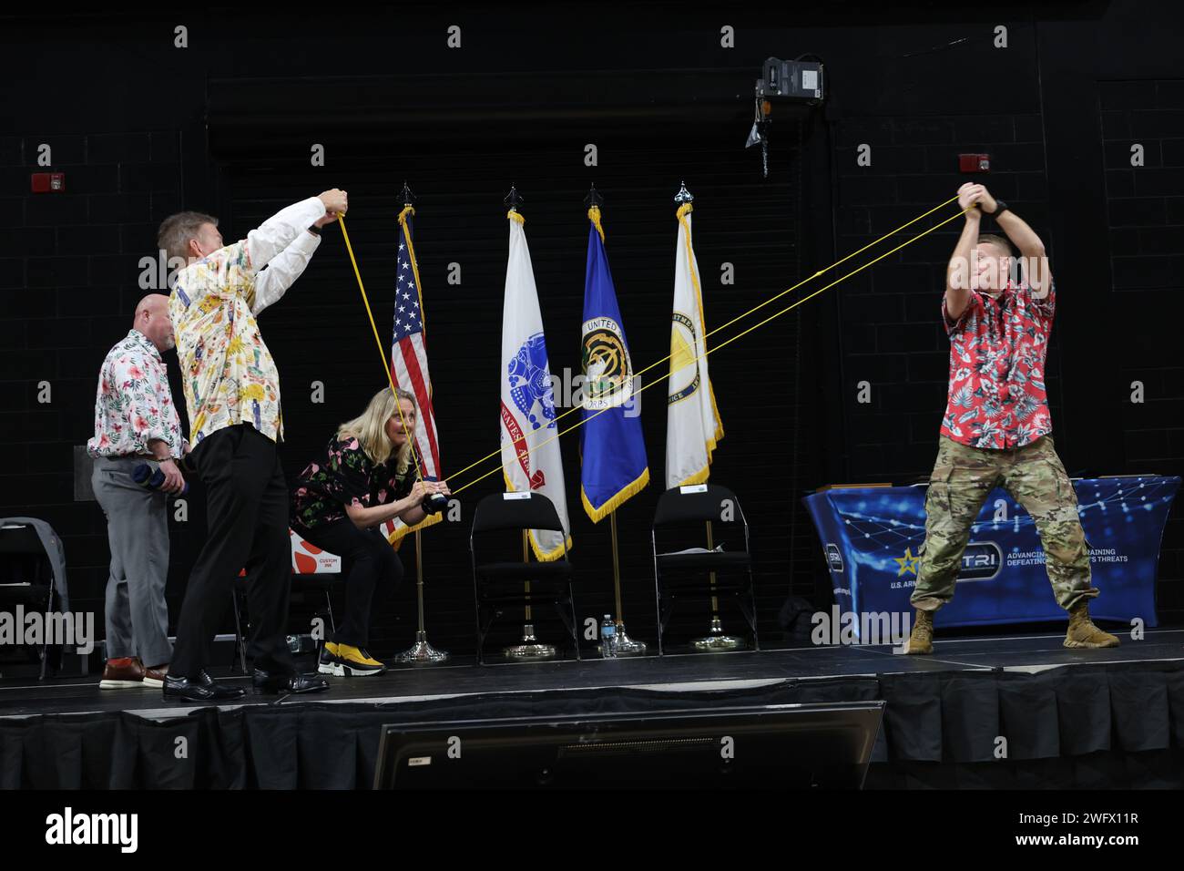 Karen D.H. Saunders, directrice du programme pour le Bureau exécutif du programme de simulation, d’entraînement et d’instrumentation de l’armée des États-Unis (PEO STRI), se prépare à lancer un t-shirt dans le public lors d’une assemblée publique sur le thème hawaïen à Orlando, Floride, le 8 janvier. Les assemblées publiques sont un outil de communication interne important, permettant une communication bidirectionnelle entre la direction de PEO STRI et la main-d'œuvre. Ces événements trimestriels ont également des thèmes divertissants et offrent aux dirigeants l’occasion de diffuser de nouvelles politiques et procédures, de répondre aux questions de l’auditoire et d’assurer les IRST des OPE Banque D'Images