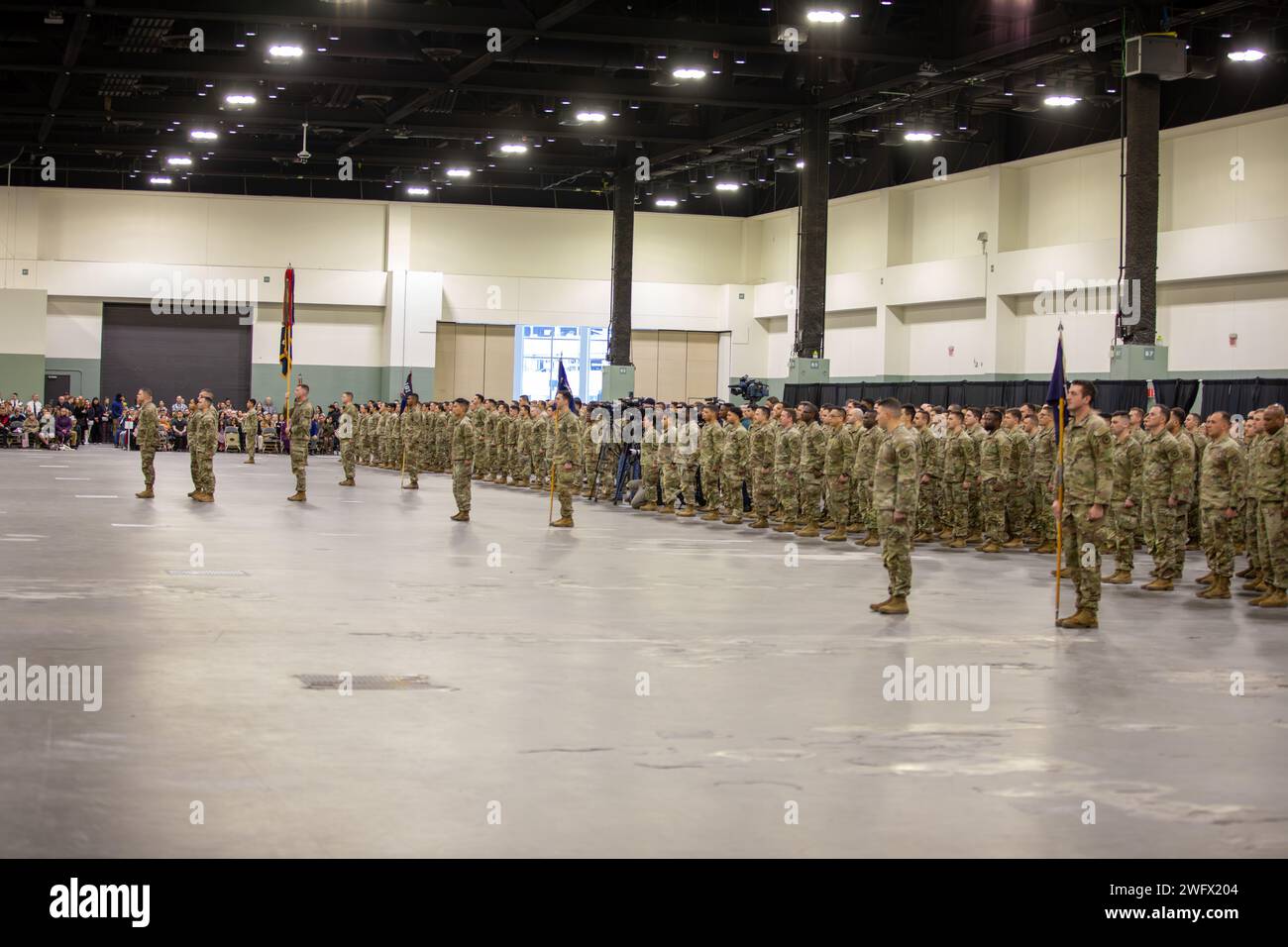 WORCESTER, Messe – au cours d’une grande cérémonie au Centre DCU, les familles, les amis et les dirigeants se sont réunis le 23 janvier 2024 pour envoyer le 1e bataillon du 181e régiment d’infanterie avant leur déploiement au Moyen-Orient à l’appui de l’opération Inherent Resolve. Parmi les conférenciers à la cérémonie figuraient le lieutenant-gouverneur Kim Driscoll, lieutenant-gouverneur du Massachusetts, le major général Gary W. Keefe, adjudant général de la garde nationale du Massachusetts, et le lieutenant-colonel Alex Hampton, commandant du 1-181st Infantry Battalion. Au cours de la cérémonie, Hampton et le Sgt de commandement Sean P. Fitzgerald, Commandement Serge Banque D'Images