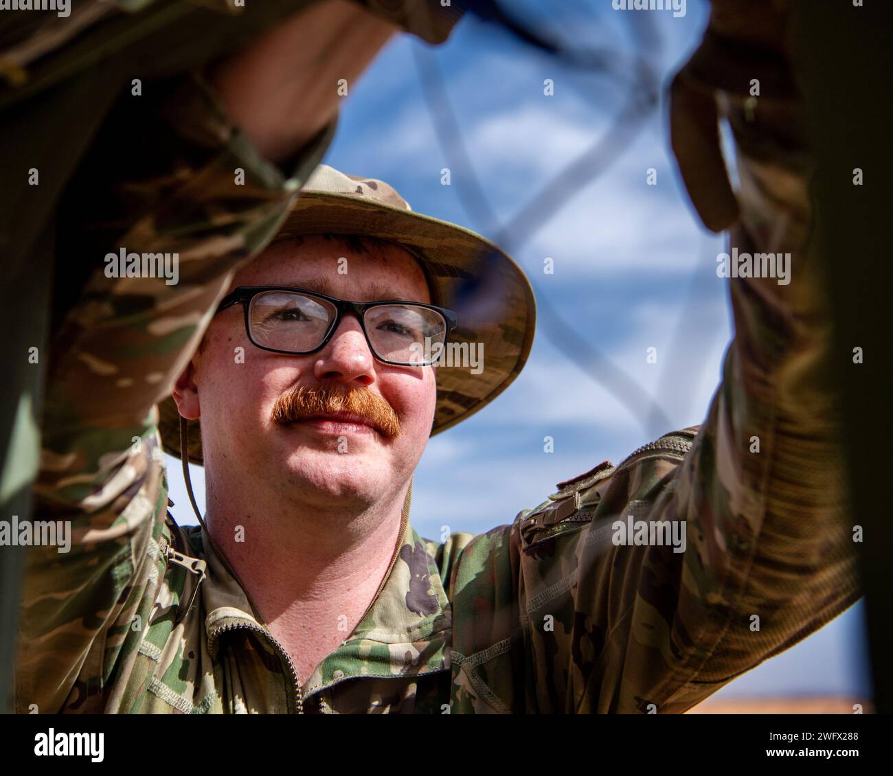 Le Sgt Eric Fields, technicien en radar, aérodrome et systèmes météorologiques du 409th Air Expeditionary Group, nettoie un cadre de fenêtre avant d’installer une nouvelle vitre sur une tour de contrôle mobile MSN-7 à la base aérienne 201, Niger, le 8 janvier 2024. L'équipe de la 409e AEG RAWS permet des capacités de communication entre le contrôle de la circulation aérienne et les pilotes pour assurer des opérations d'aérodrome transparentes depuis l'installation. Banque D'Images