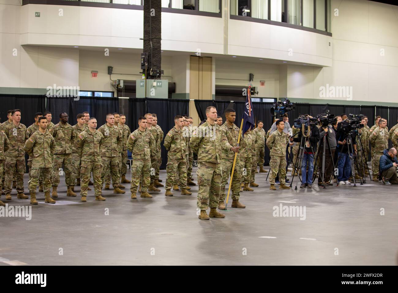 WORCESTER, Messe – au cours d’une grande cérémonie au Centre DCU, les familles, les amis et les dirigeants se sont réunis le 23 janvier 2024 pour envoyer le 1e bataillon du 181e régiment d’infanterie avant leur déploiement au Moyen-Orient à l’appui de l’opération Inherent Resolve. Parmi les conférenciers à la cérémonie figuraient le lieutenant-gouverneur Kim Driscoll, lieutenant-gouverneur du Massachusetts, le major général Gary W. Keefe, adjudant général de la garde nationale du Massachusetts, et le lieutenant-colonel Alex Hampton, commandant du 1-181st Infantry Battalion. Au cours de la cérémonie, Hampton et le Sgt de commandement Sean P. Fitzgerald, Commandement Serge Banque D'Images
