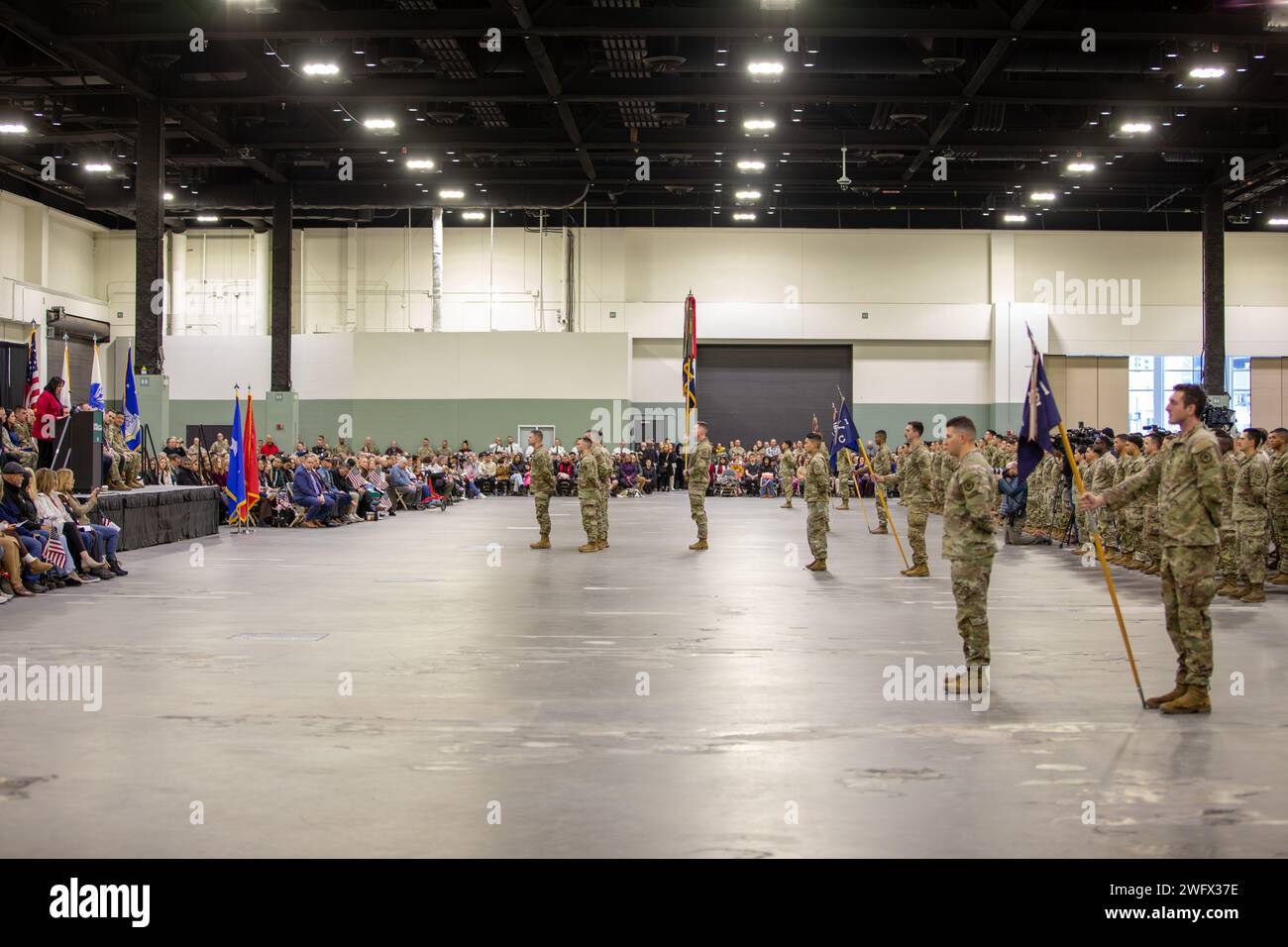 WORCESTER, Messe – au cours d’une grande cérémonie au Centre DCU, les familles, les amis et les dirigeants se sont réunis le 23 janvier 2024 pour envoyer le 1e bataillon du 181e régiment d’infanterie avant leur déploiement au Moyen-Orient à l’appui de l’opération Inherent Resolve. Parmi les conférenciers à la cérémonie figuraient le lieutenant-gouverneur Kim Driscoll, lieutenant-gouverneur du Massachusetts, le major général Gary W. Keefe, adjudant général de la garde nationale du Massachusetts, et le lieutenant-colonel Alex Hampton, commandant du 1-181st Infantry Battalion. Au cours de la cérémonie, Hampton et le Sgt de commandement Sean P. Fitzgerald, Commandement Serge Banque D'Images