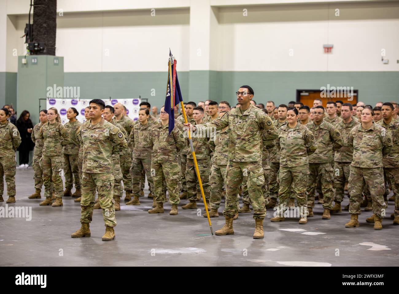 WORCESTER, Messe – au cours d’une grande cérémonie au Centre DCU, les familles, les amis et les dirigeants se sont réunis le 23 janvier 2024 pour envoyer le 1e bataillon du 181e régiment d’infanterie avant leur déploiement au Moyen-Orient à l’appui de l’opération Inherent Resolve. Parmi les conférenciers à la cérémonie figuraient le lieutenant-gouverneur Kim Driscoll, lieutenant-gouverneur du Massachusetts, le major général Gary W. Keefe, adjudant général de la garde nationale du Massachusetts, et le lieutenant-colonel Alex Hampton, commandant du 1-181st Infantry Battalion. Au cours de la cérémonie, Hampton et le Sgt de commandement Sean P. Fitzgerald, Commandement Serge Banque D'Images