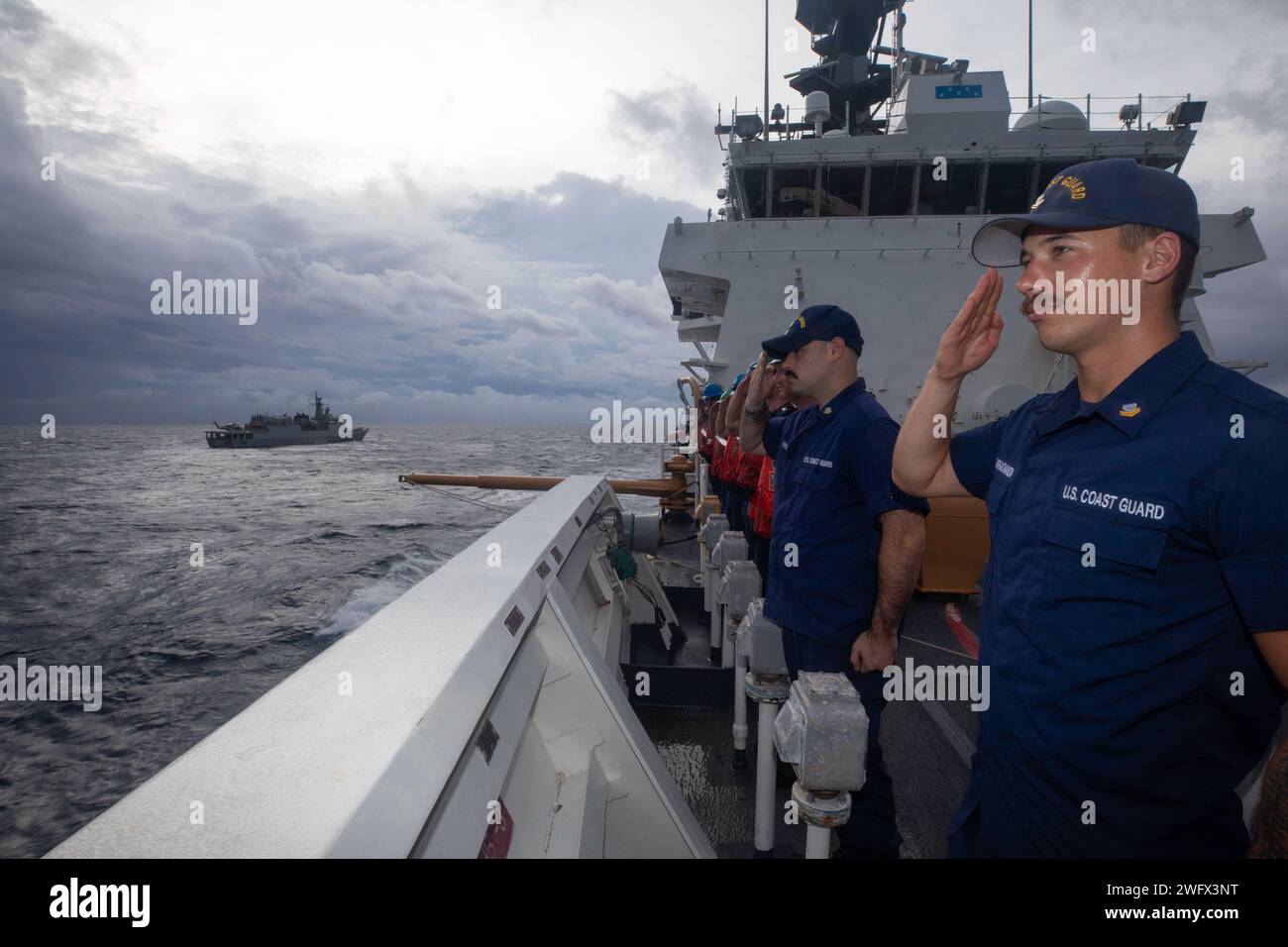 NotReleased_Sailors affecté au Cutter Munro de la garde côtière américaine (WMSL 755) manipule les rails pour rendre les honneurs de passage au navire HTMS Pattani (511) de la Royal Thai Navy suite à un engagement en mer avec le Thailand Maritime Enforcement Command Center le 1 septembre 2023, en mer de Chine méridionale. Munro est déployé en Indo-Pacifique pour faire progresser les relations avec les nations alliées et partenaires afin de construire une région plus stable, libre, ouverte et résiliente avec un accès illimité et légal aux biens communs maritimes. Banque D'Images