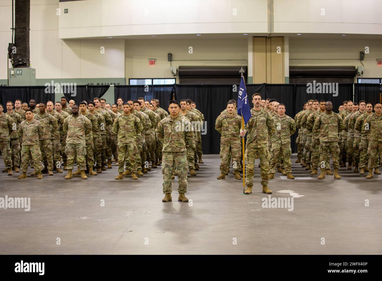 WORCESTER, Messe – au cours d’une grande cérémonie au Centre DCU, les familles, les amis et les dirigeants se sont réunis le 23 janvier 2024 pour envoyer le 1e bataillon du 181e régiment d’infanterie avant leur déploiement au Moyen-Orient à l’appui de l’opération Inherent Resolve. Parmi les conférenciers à la cérémonie figuraient le lieutenant-gouverneur Kim Driscoll, lieutenant-gouverneur du Massachusetts, le major général Gary W. Keefe, adjudant général de la garde nationale du Massachusetts, et le lieutenant-colonel Alex Hampton, commandant du 1-181st Infantry Battalion. Au cours de la cérémonie, Hampton et le Sgt de commandement Sean P. Fitzgerald, Commandement Serge Banque D'Images