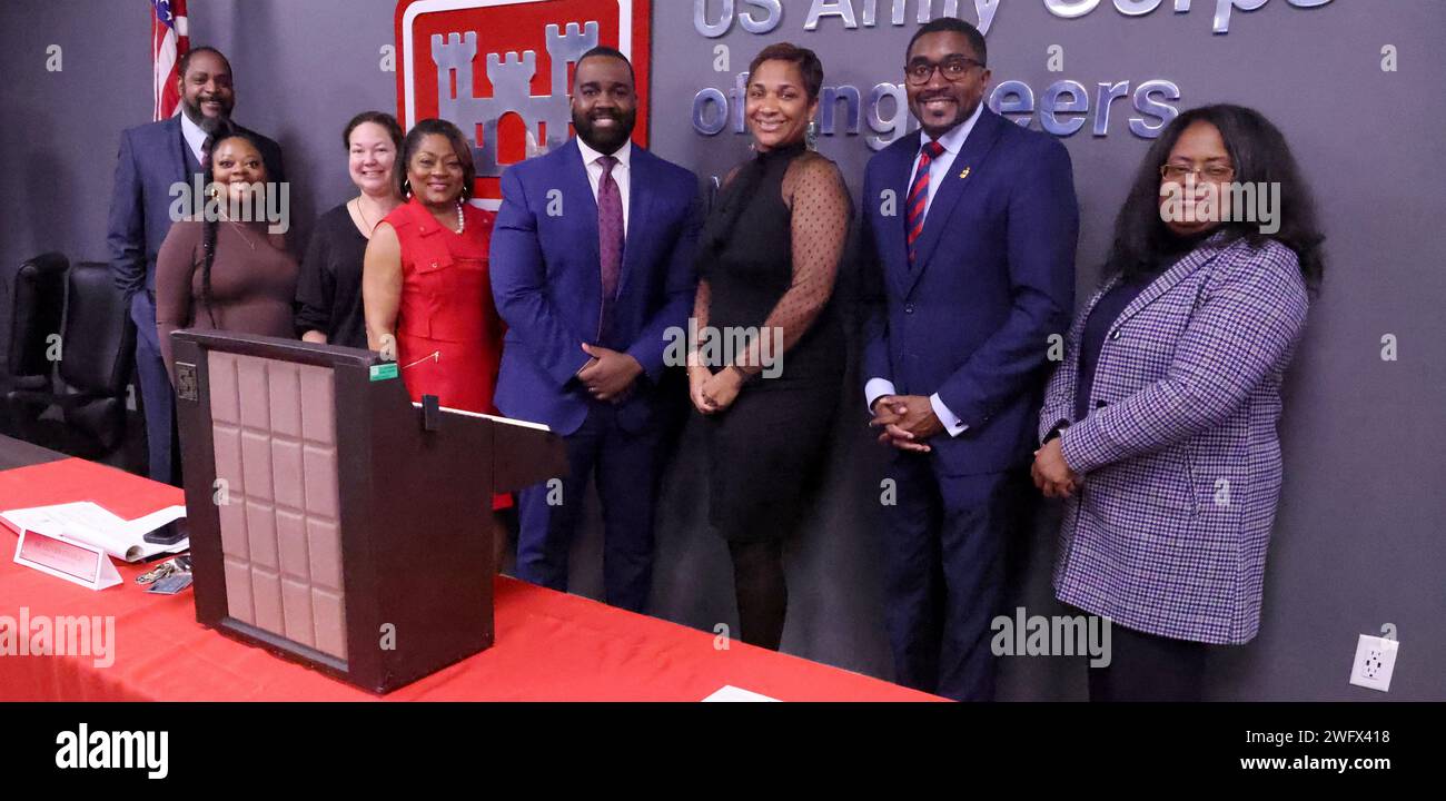 Des membres du corps des ingénieurs de l'armée américaine, district de Mobile posent avec le Dr Olivier Charles, président du Bishop State Community College, centre, lors du déjeuner et de la célébration du Dr Martin Luther King, Jr. Au bureau du district de Mobile, Alabama, le 24 janvier 2024. Le Dr Charles a prononcé le discours liminaire lors de la célébration et a concentré ses remarques sur l’impact d’un discours peu connu que le Dr King a prononcé devant une école primaire de Philadelphie, en Pennsylvanie, dans lequel il a souligné aux enfants l’importance de la persévérance et de ne pas abandonner l’école. Le Bureau de l ' égalité en matière d ' emploi du district mobile et le Banque D'Images