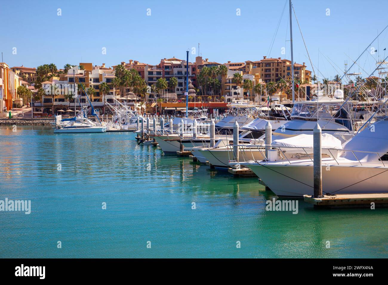 Marina de bateau et centre commercial piétonnier dans le centre-ville de Cabo San Lucas, Mexique Banque D'Images