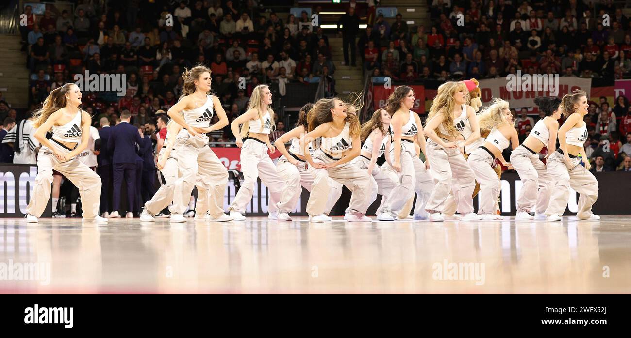 Cheerleader waehrend eines Timeouts. GER, FC Bayern Basketball vs Olympiakos Piraeus, Basketball, Euroleague, saison 2023/2024, 01.02.2024, photo : Eibner-Pressefoto/Marcel Engelbrecht Banque D'Images