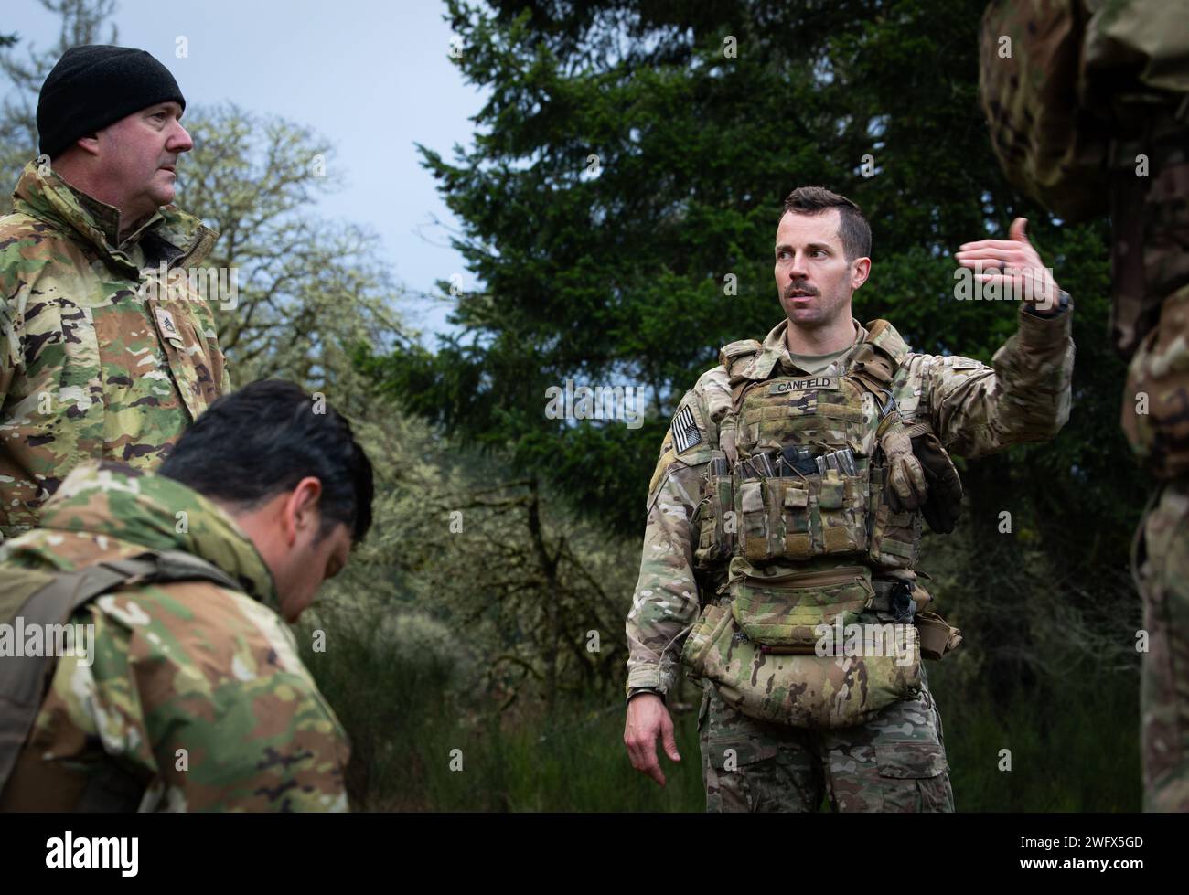 Les soldats de la Garde nationale de Washington avec la compagnie Bravo, 3e bataillon, 161e régiment d'infanterie, équipe de combat de la 81e brigade Stryker, réagissent au contact pendant l'entraînement de l'escouade, sur la base interarmées Lewis-McChord, Washington, le 6 janvier 2024. Les fantassins s'entraînent mensuellement pour être prêts pour toute mission donnée, que ce soit locale ou à l'étranger. Banque D'Images