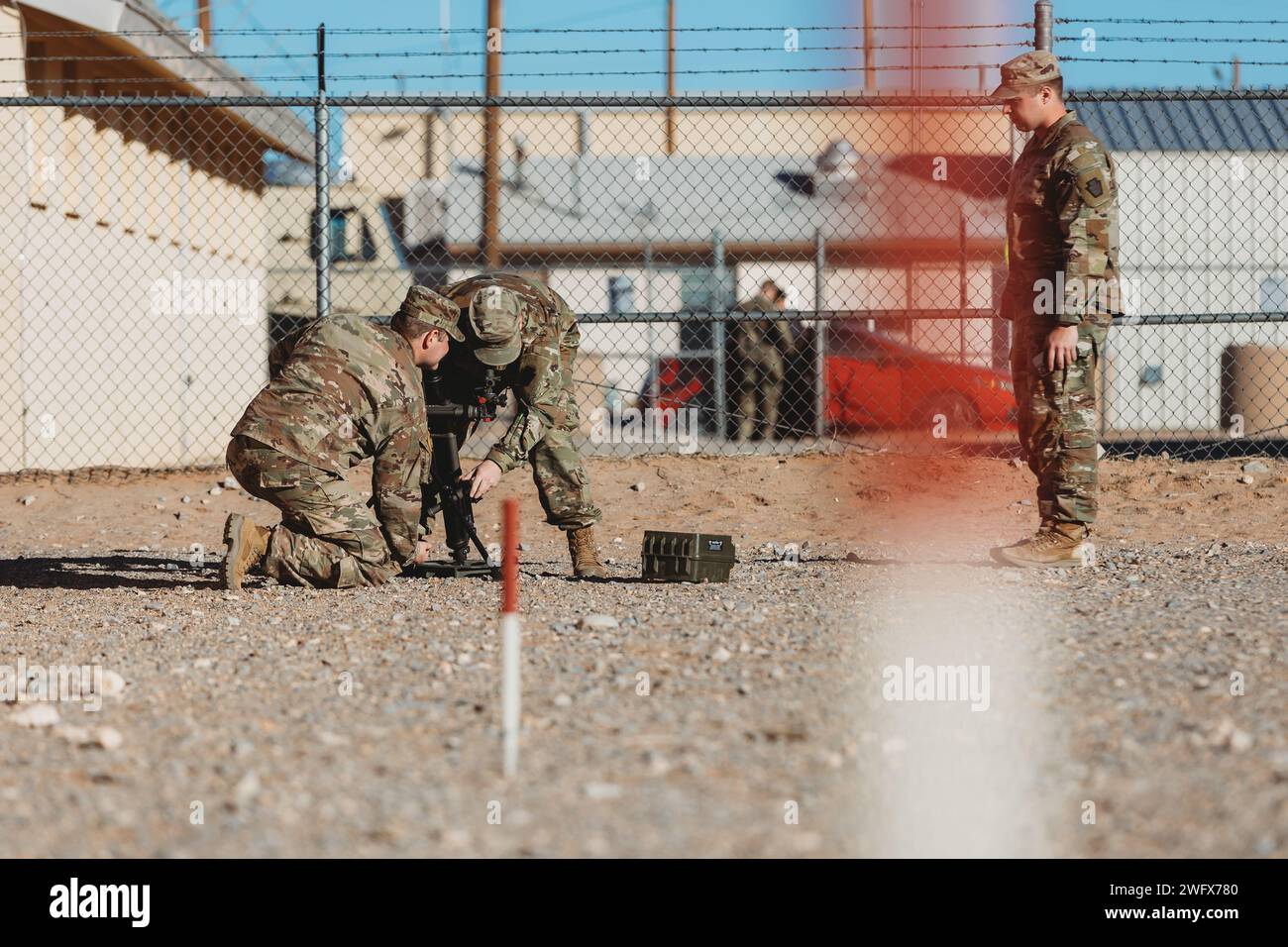 Des soldats américains avec la compagnie Bravo, 1e bataillon, 112e régiment d'infanterie, 56e brigade Stryker s'entraînent avec des systèmes de mortier M224 de 60 mm lors d'un exercice au camp McGregor, Nouveau-Mexique, le 14 janvier 2024. Ils s’entraînent au Camp McGregor alors qu’ils se préparent à un déploiement dans la Corne de l’Afrique. Banque D'Images