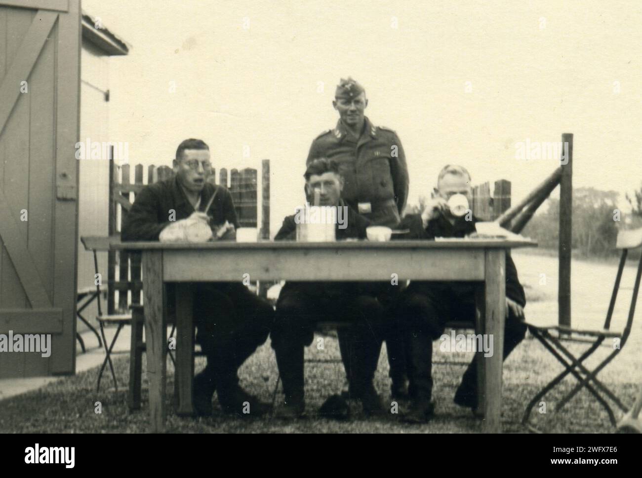 wwii - seconde Guerre mondiale, soldats allemands mangeant, Allemagne - 1940 Banque D'Images