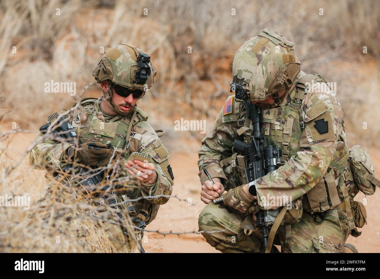 Des soldats américains avec la compagnie Bravo, 1e bataillon, 112e régiment d'infanterie, 56e brigade Stryker se préparent au combat lors d'un exercice d'entraînement situationnel au camp McGregor, Nouveau-Mexique, le 24 janvier 2024. Ils s’entraînent au Camp McGregor alors qu’ils se préparent à un déploiement dans la Corne de l’Afrique. Banque D'Images