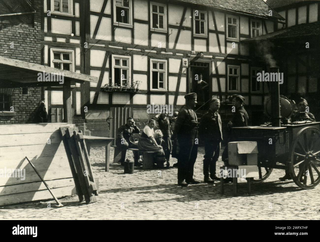 seconde guerre mondiale, soldats allemands à Albshausen, près de l'église, Allemagne - 1940-05-10 - cuisine de campagne Banque D'Images