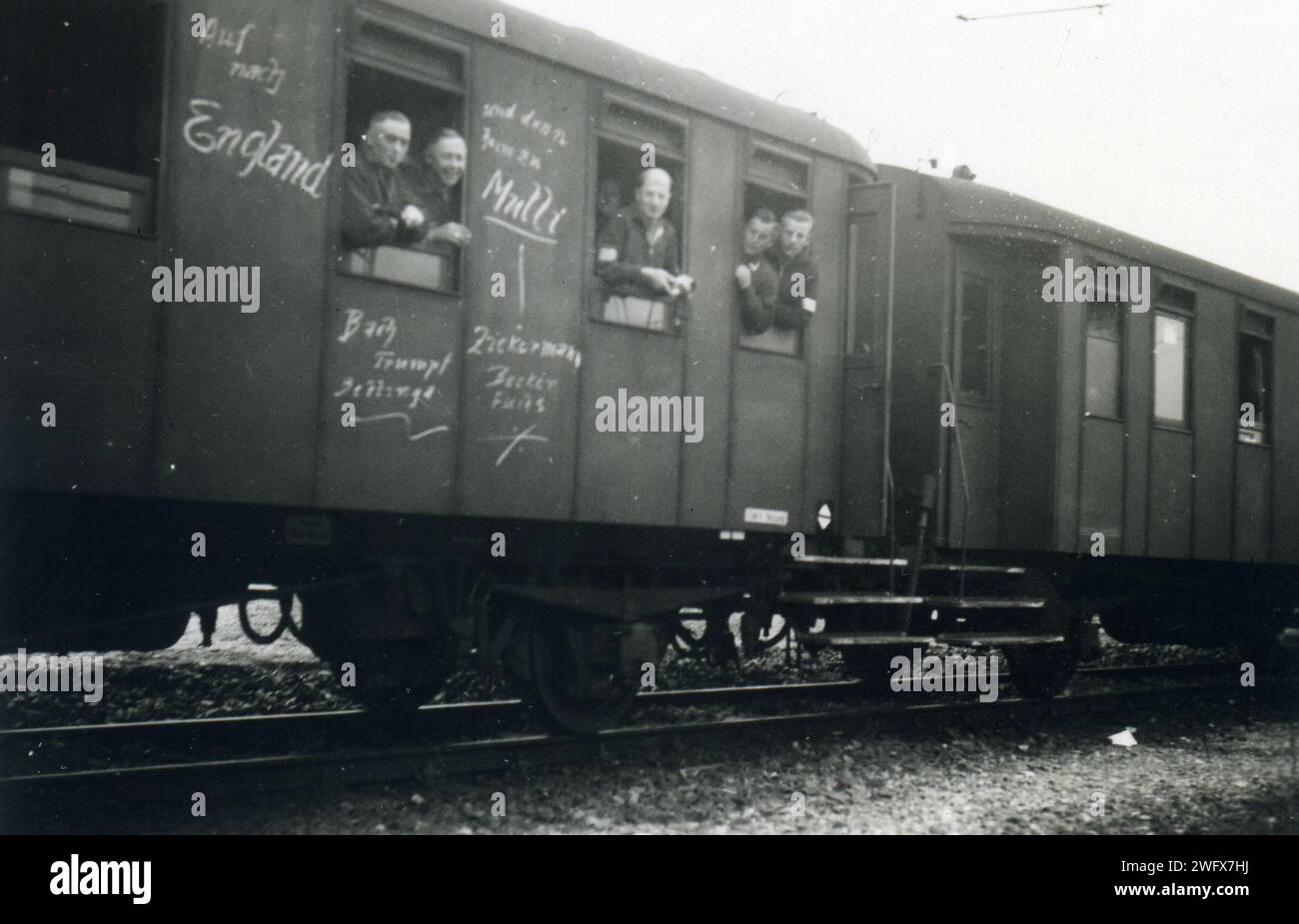 Seconde guerre mondiale, soldats allemands se rendant sur le front ouest, en provenance d'Autriche, le 18 août 1940, le train porte l'inscription contre l'Angleterre Banque D'Images