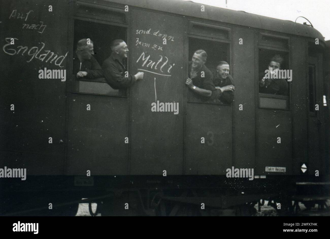 Seconde guerre mondiale, soldats allemands se rendant sur le front ouest, en provenance d'Autriche, le 18 août 1940, le train porte l'inscription contre l'Angleterre Banque D'Images