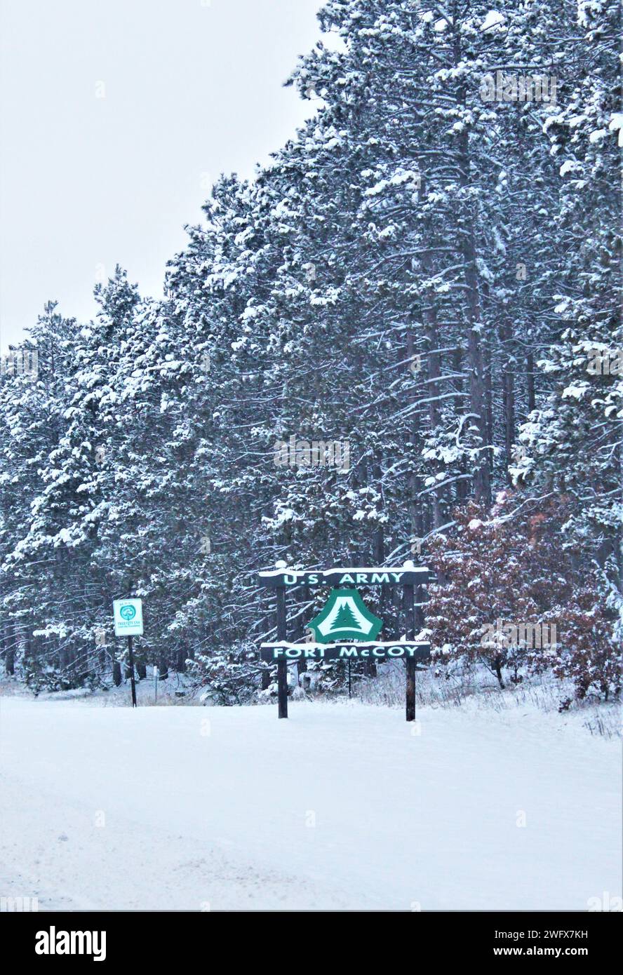 Un des panneaux d'installation est représenté couvert de neige le 11 janvier 2024, à fort McCoy, Wisconsin. Entre le 9 et le 13 janvier 2024, à fort McCoy, l'installation a reçu plus de 18 pouces de neige sur cette travée, plus la chute de neige a été suivie de températures inférieures à zéro. Le temps enneigé a également entraîné une dotation minimale en personnel pour l'installation les 9 et 12 janvier, les conditions de conduite dans les régions locales étant considérées comme moins favorables. Banque D'Images